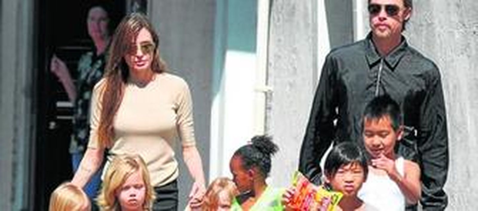 La actriz y su compañero, Brad Pitt, paseando por la calle con su prole al completo.