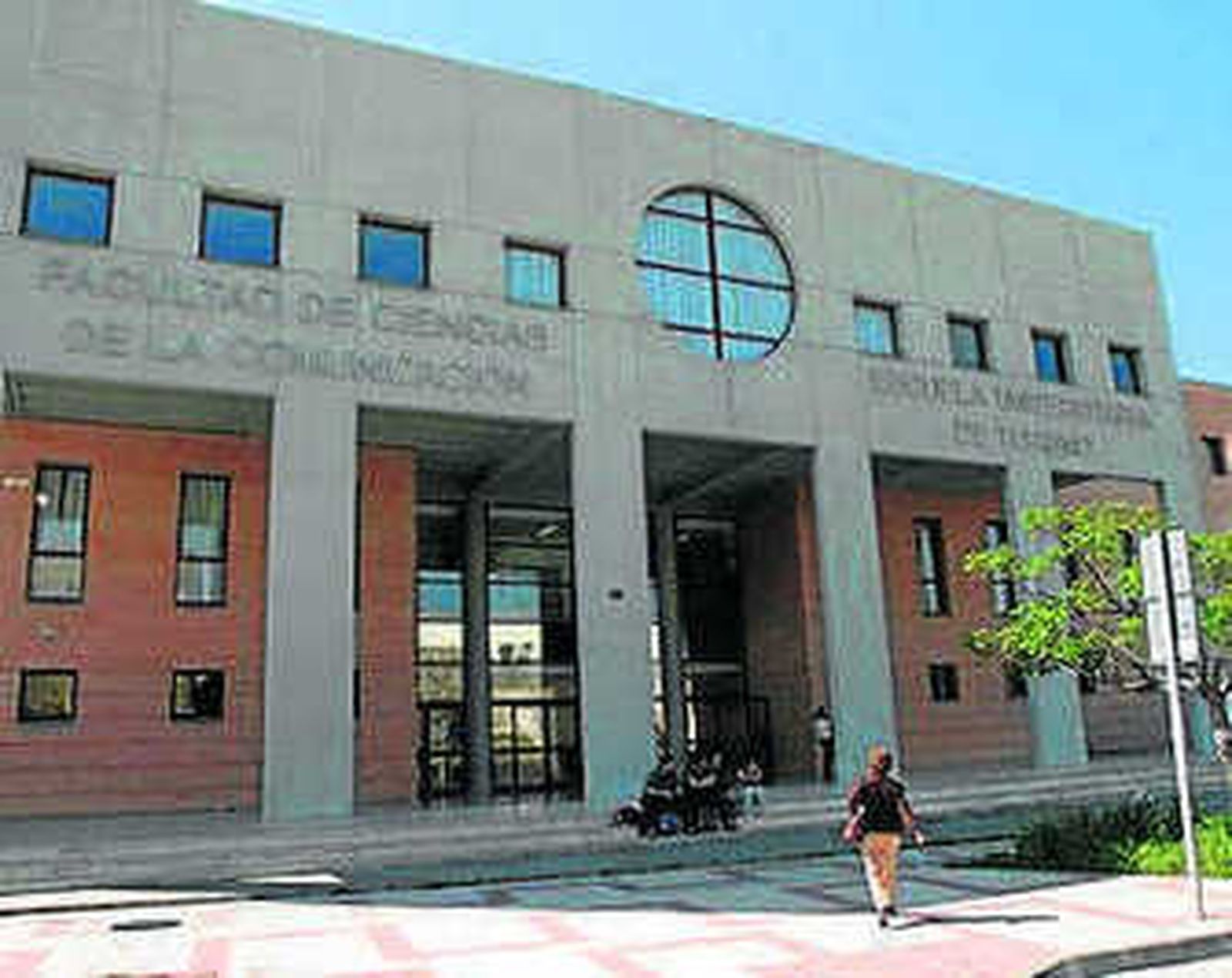 Fachada de la Facultad de Ciencias de la Comunicación.