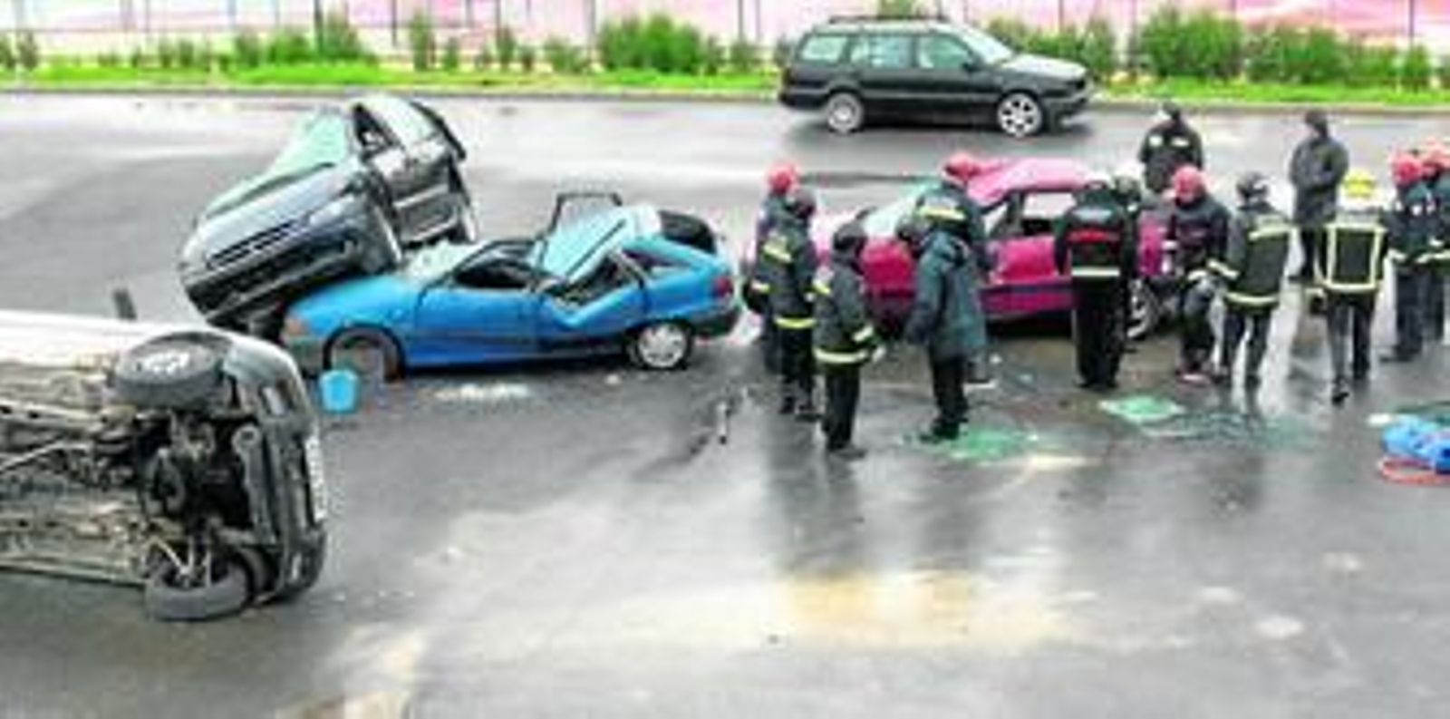 Accidente de tráfico con víctimas en el que tuvieron que intervenir la Policía, los bomberos y sanitarios del 061.