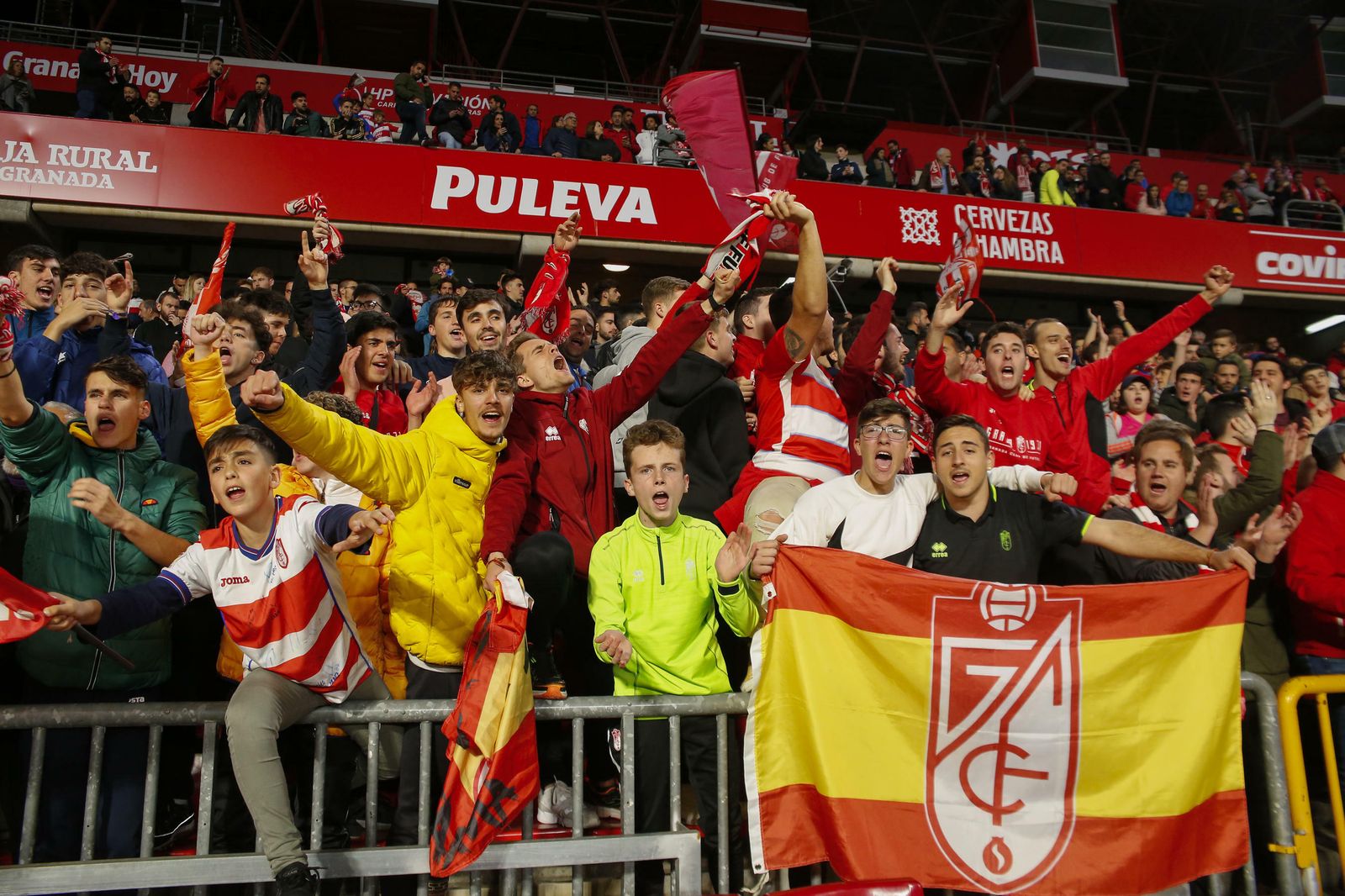 La afición del Granada CF arenga a la plantilla durante el último entrenamiento.