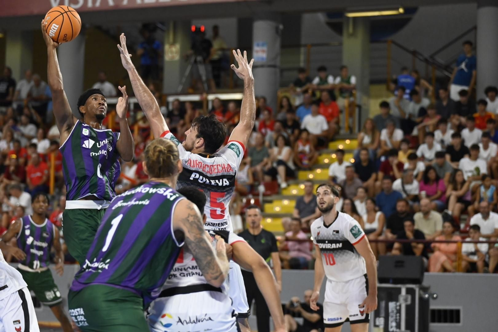 Lance del partido entre el Unicaja y el Covirán Granada. Lance del partido entre el Unicaja y el Covirán Granada.