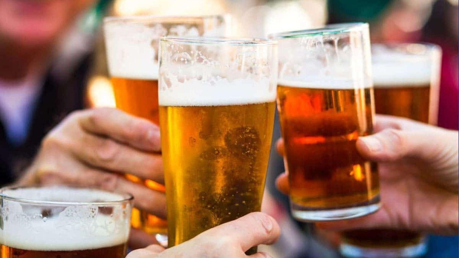 Amigos brinda con una cerveza.