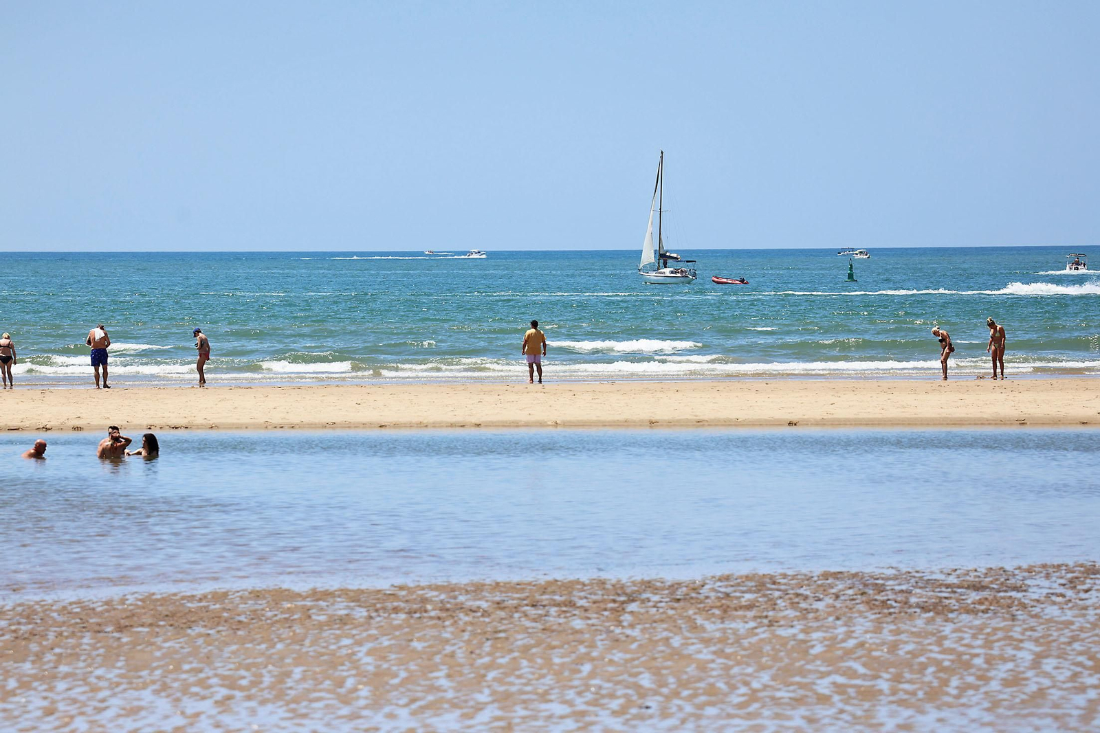 Ambiente en las playas de Huelva en la mañana de domingo