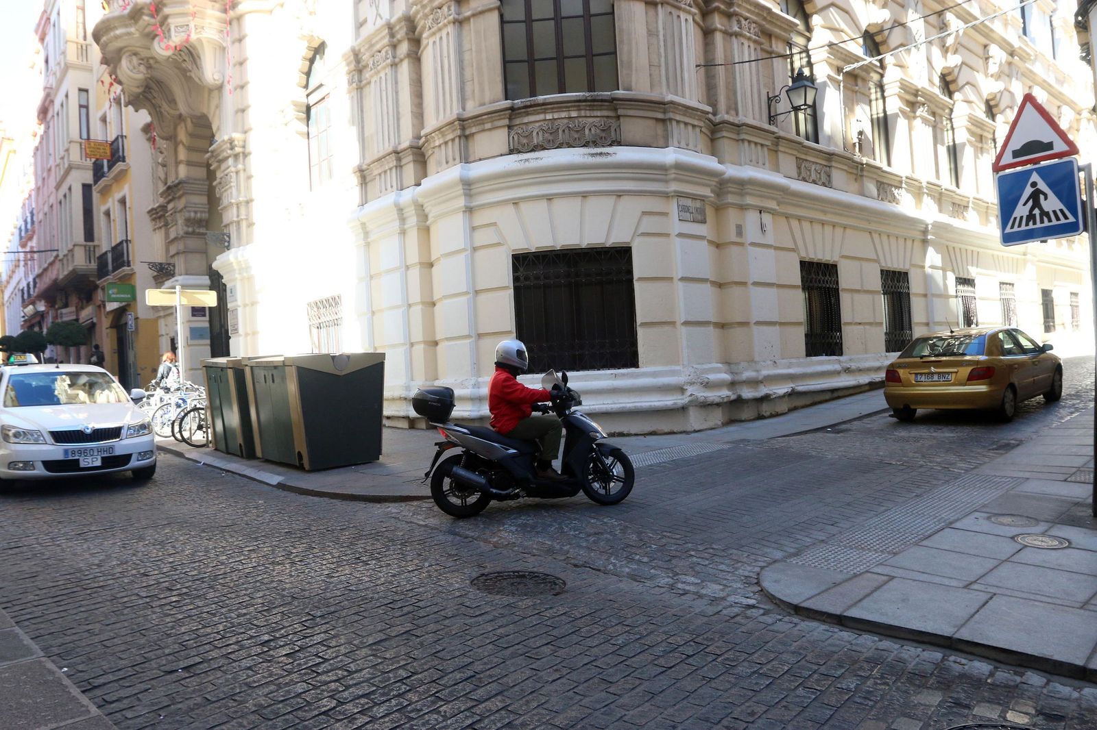 Esquina de las calles Alfonso XIII con Carbonell y Morand.