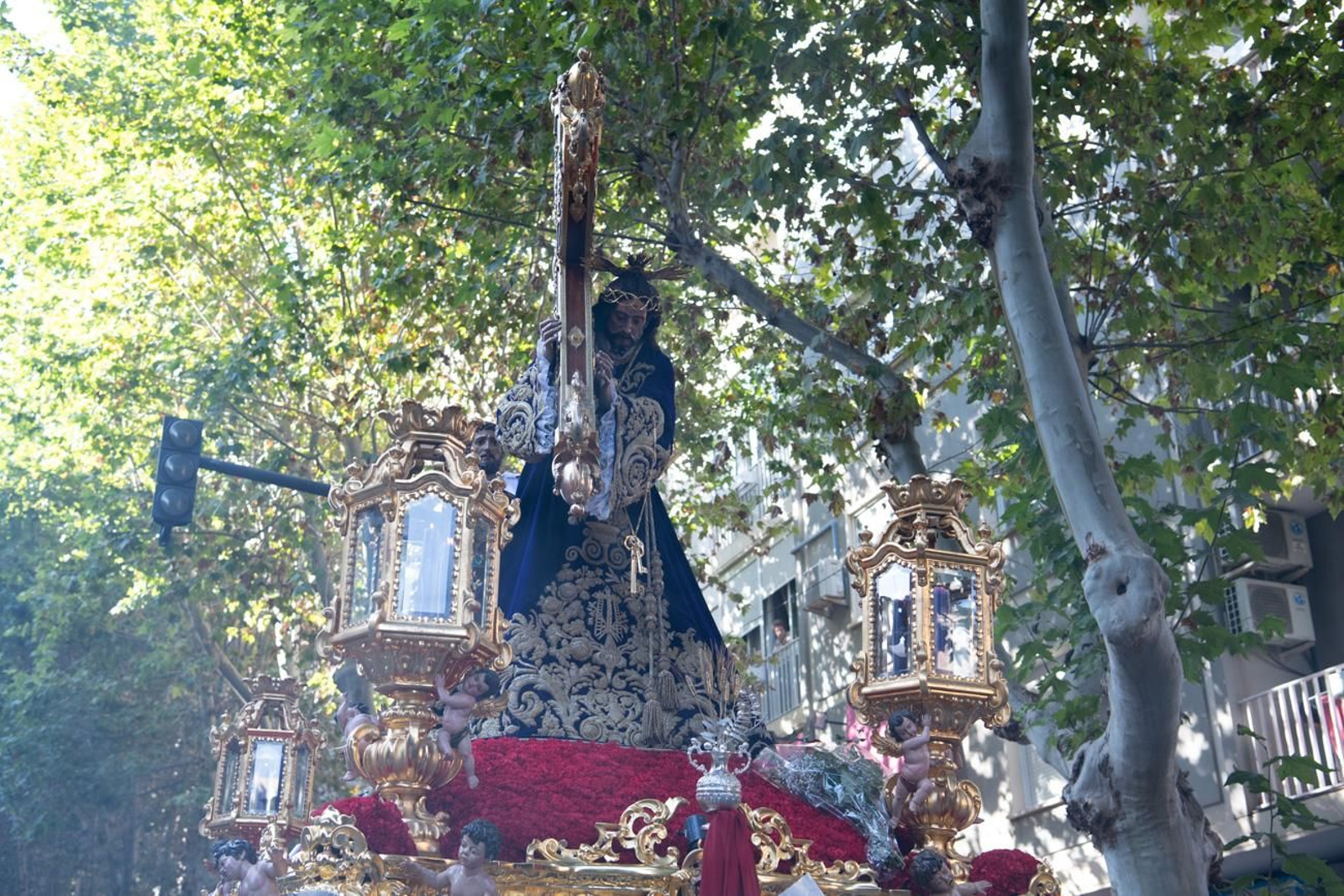 El pueblo de Jaén abraza con solemnidad a El Abuelo en la Magna, en imágenes