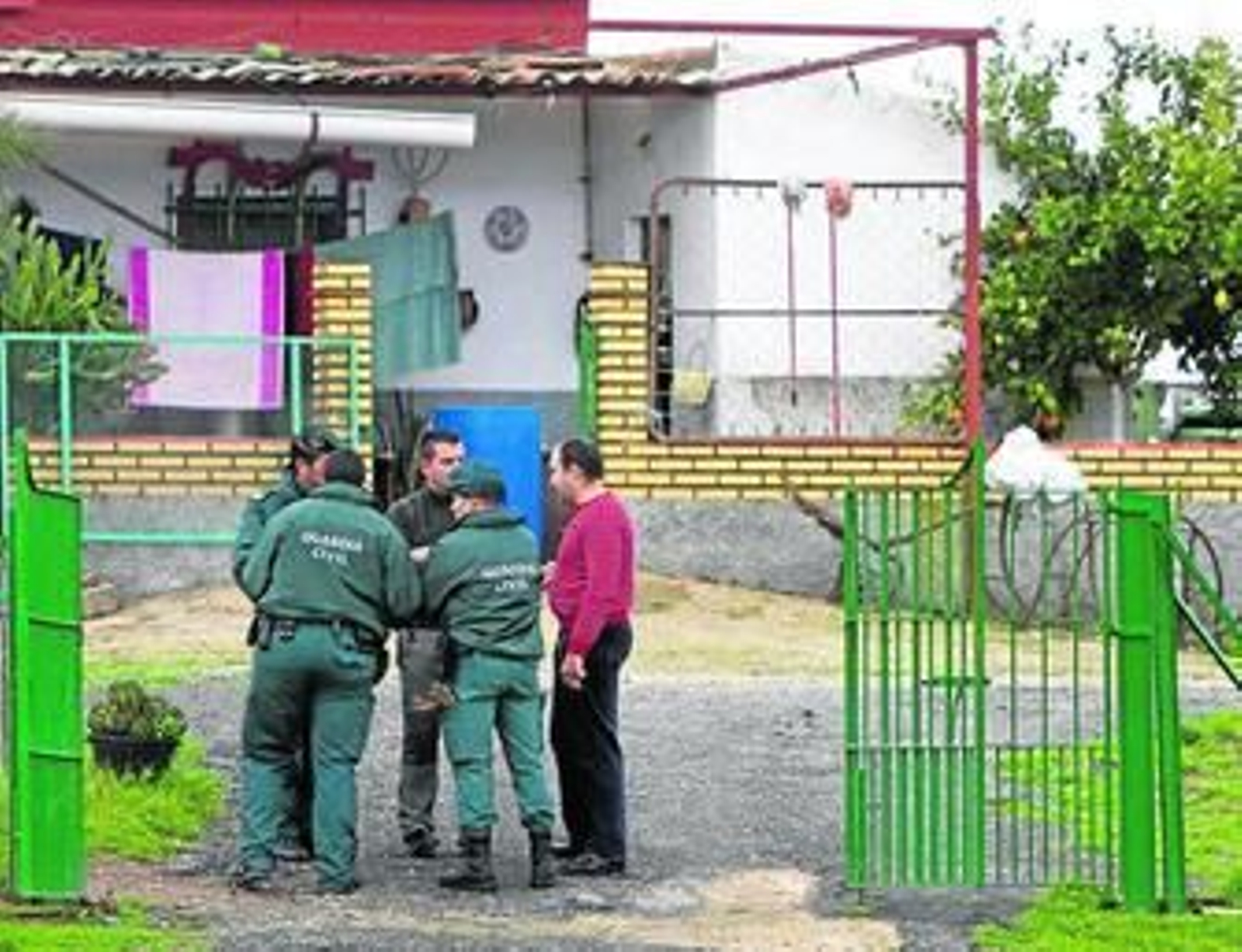 Los agentes de la Guardia Civil ayer en las inmediaciones del lugar del suceso.