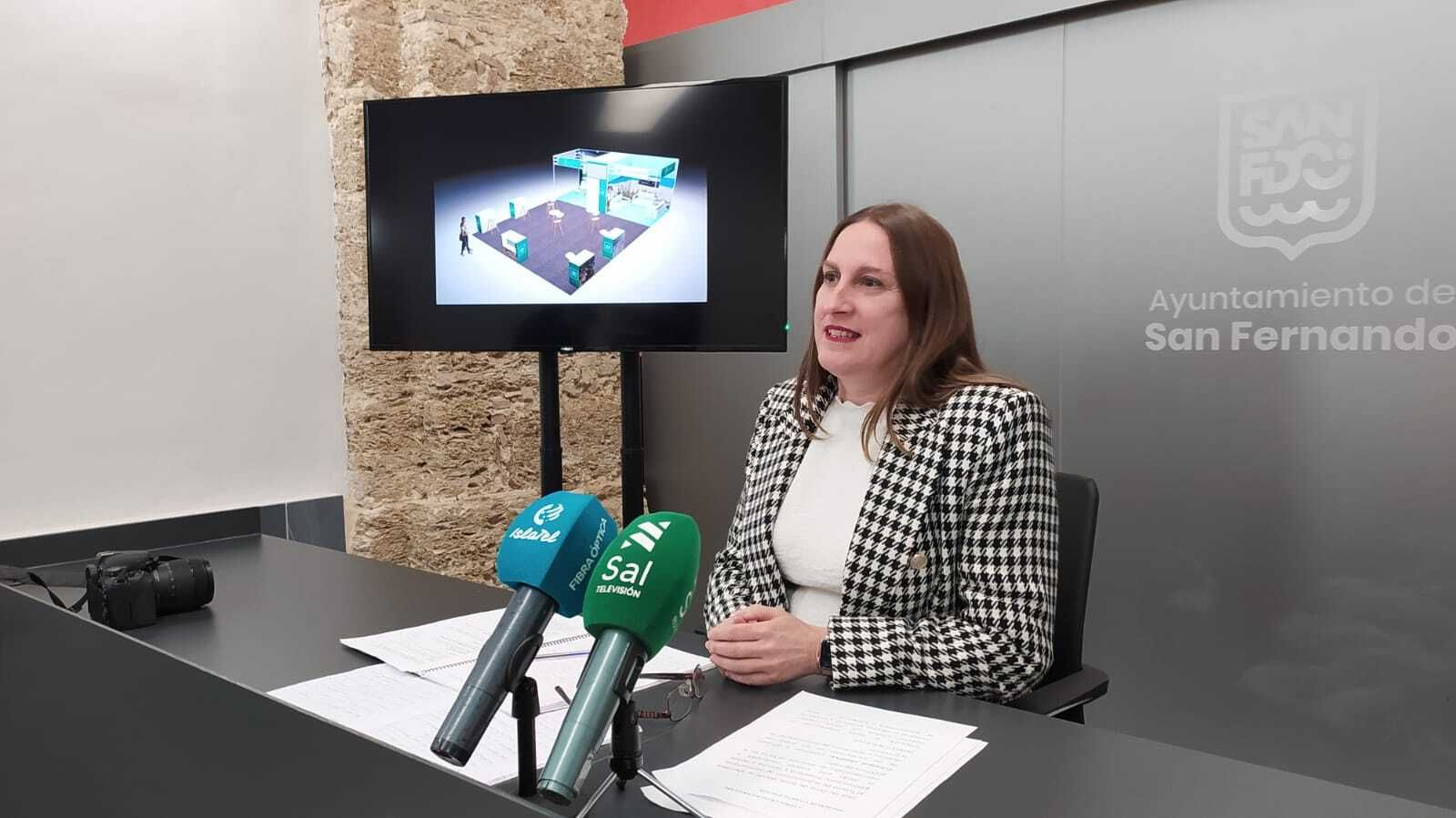 La concejala de Turismo de San Fernando, Regla Moreno, durante la presentación de las actividades que el Ayuntamiento tiene previsto celebrar en la feria 'Cádiz Bienmesabe'.