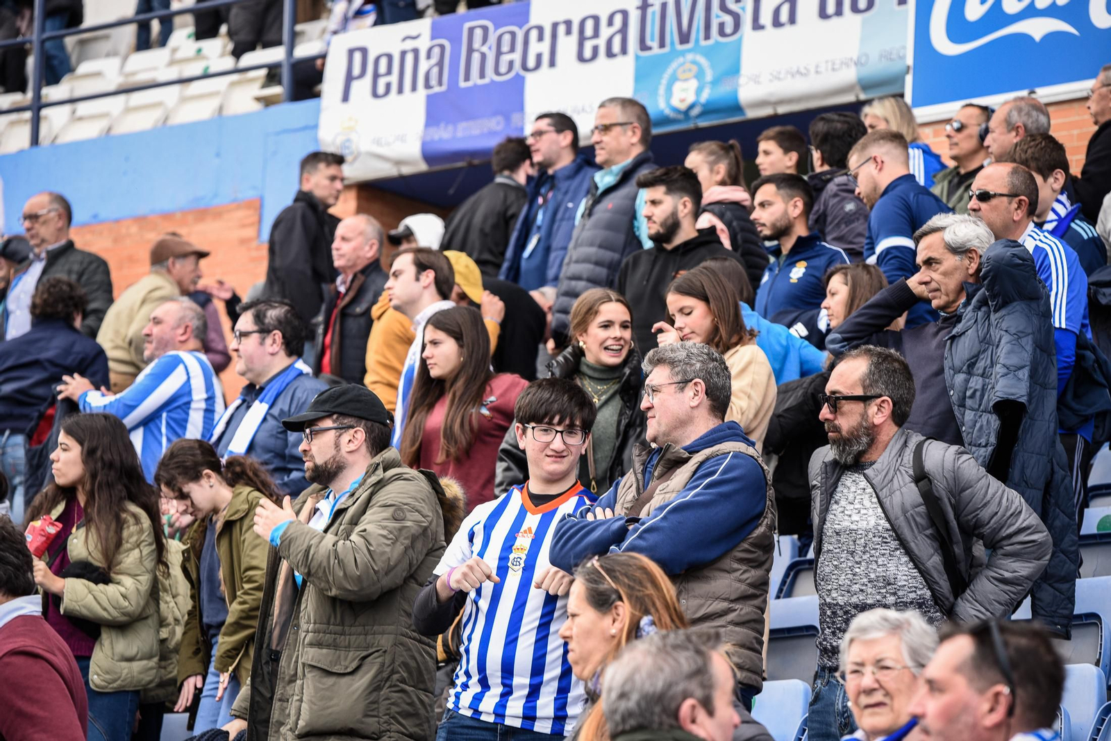 Imágenes de la afición en el Colombino en el Recreativo - Antequera