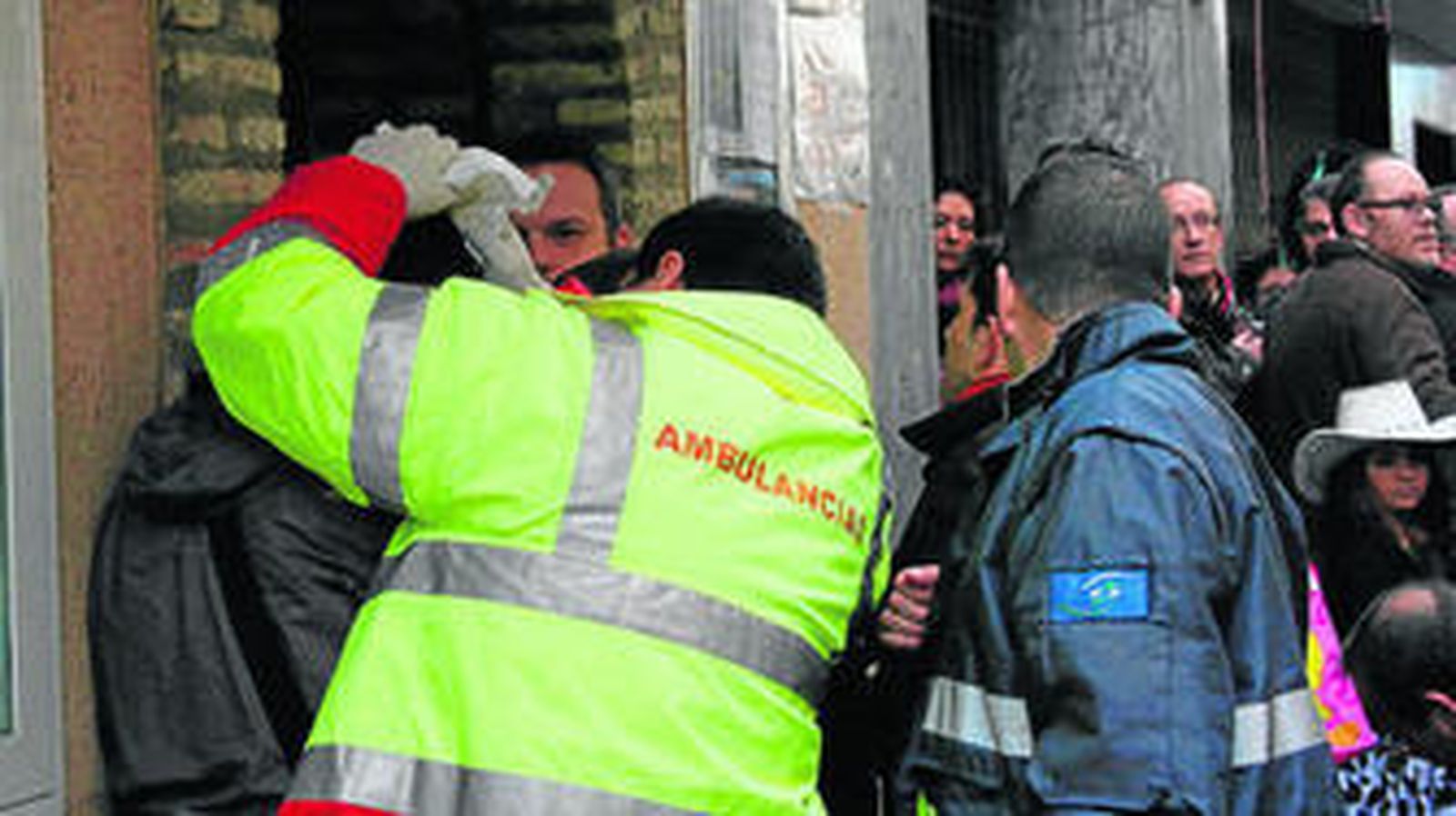 Momento en el que el equipo médico atiende a uno de los heridos.