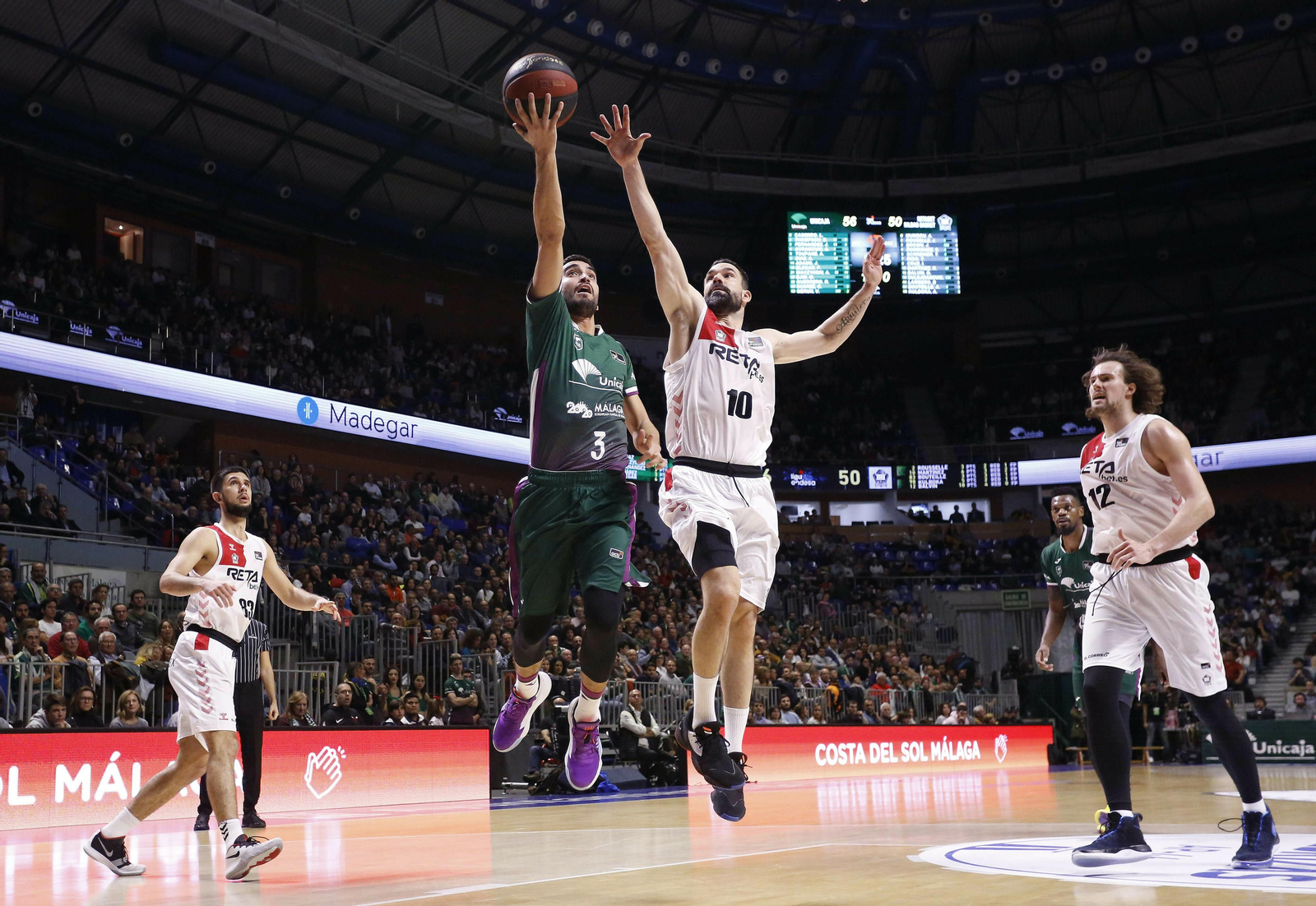 Jaime Fernández penetra a canasta frente al Bilbao Básket.