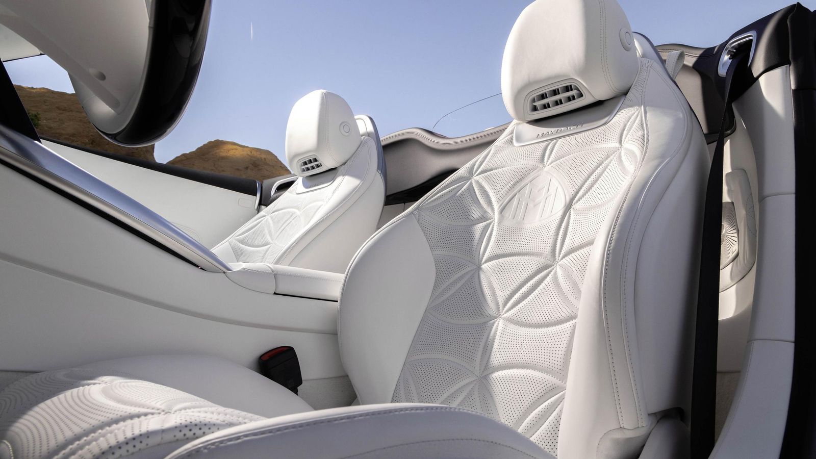 El cuero napa en color blanco está curtido de forma sostenible y se emplea por doquier en el interior de este SL.