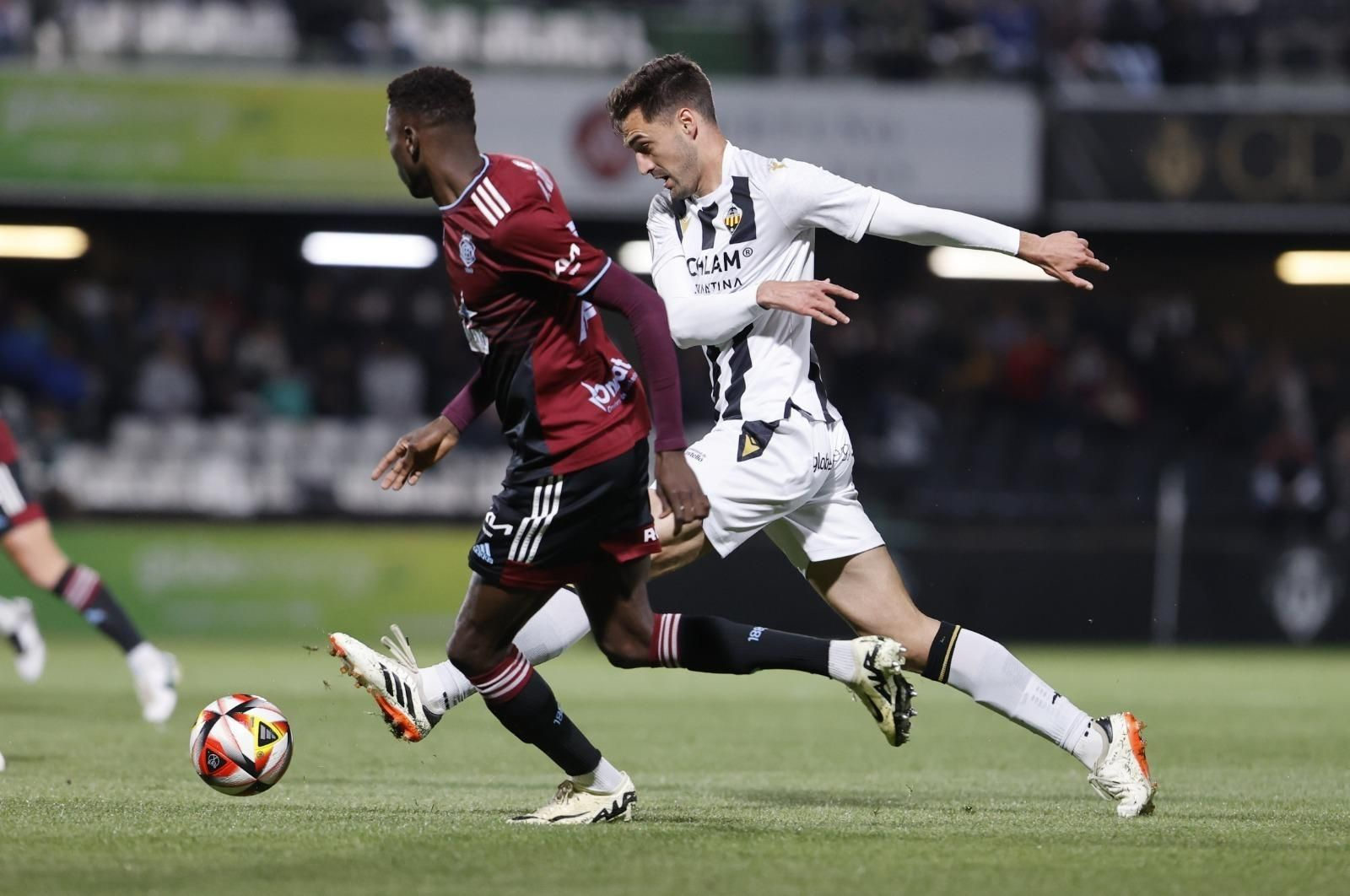 Rahim sigue atento con la mirada la trayectoria del balón.