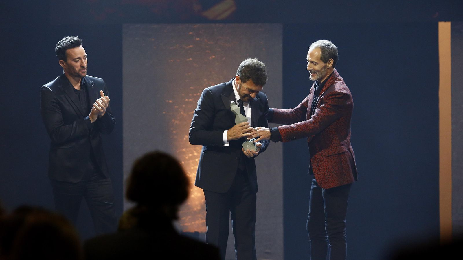 Banderas recibe el galardón de manos de Manuel Bandera.