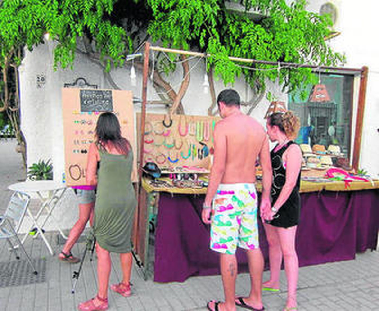 Aguamarga acoge los puestos de Arte Rastrillo en cálidas noches de verano