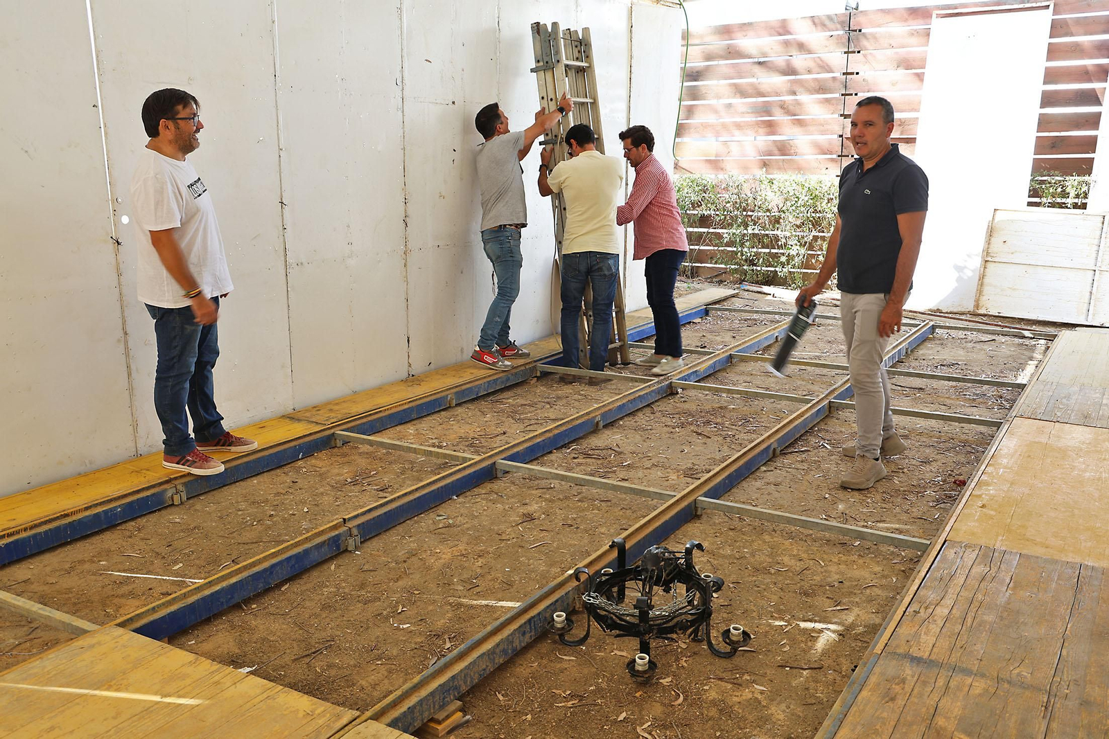 Pistoletazo de salida para la Feria de Otoño y del caballo de Huelva con el montaje de las casetas