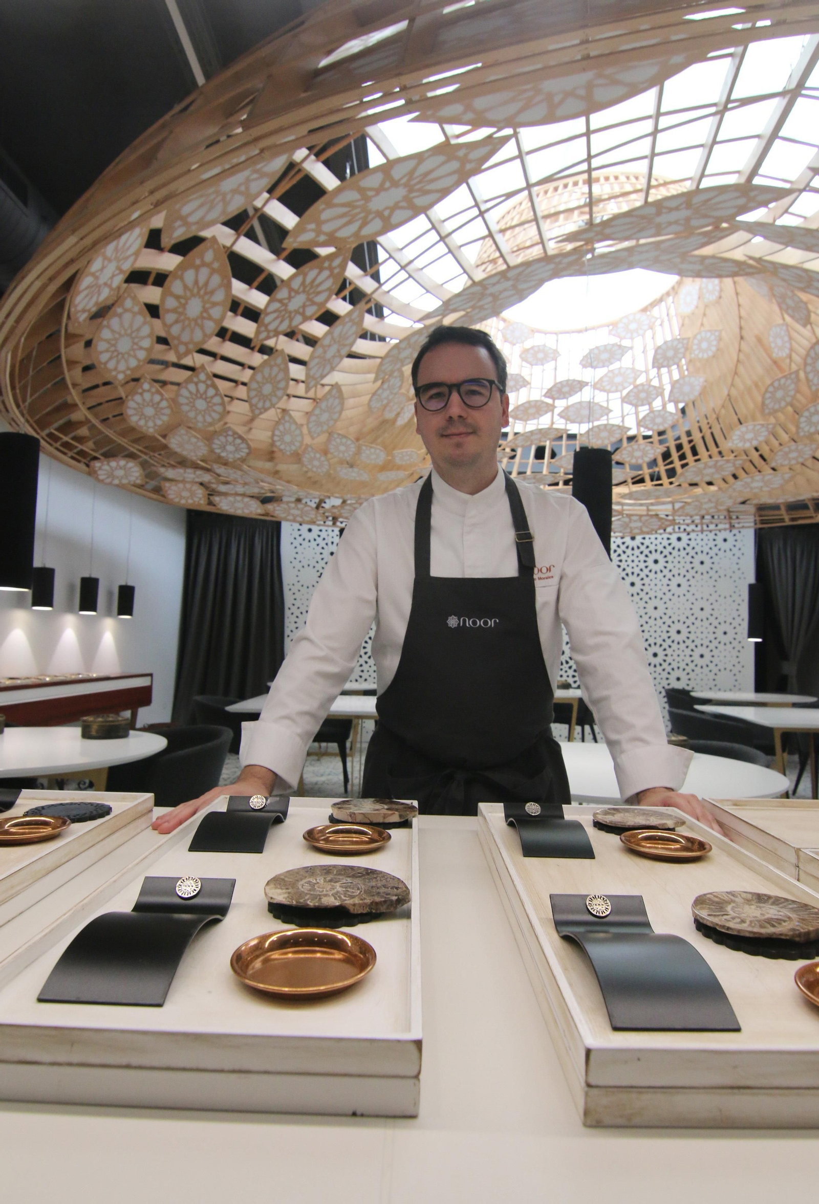 El chef Paco Morales, en su restaurante, Noor.