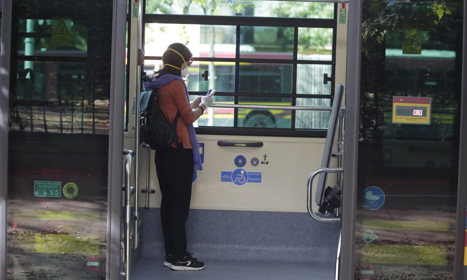 Una mujer en el interior de un autobús de Tussam en Sevilla.
