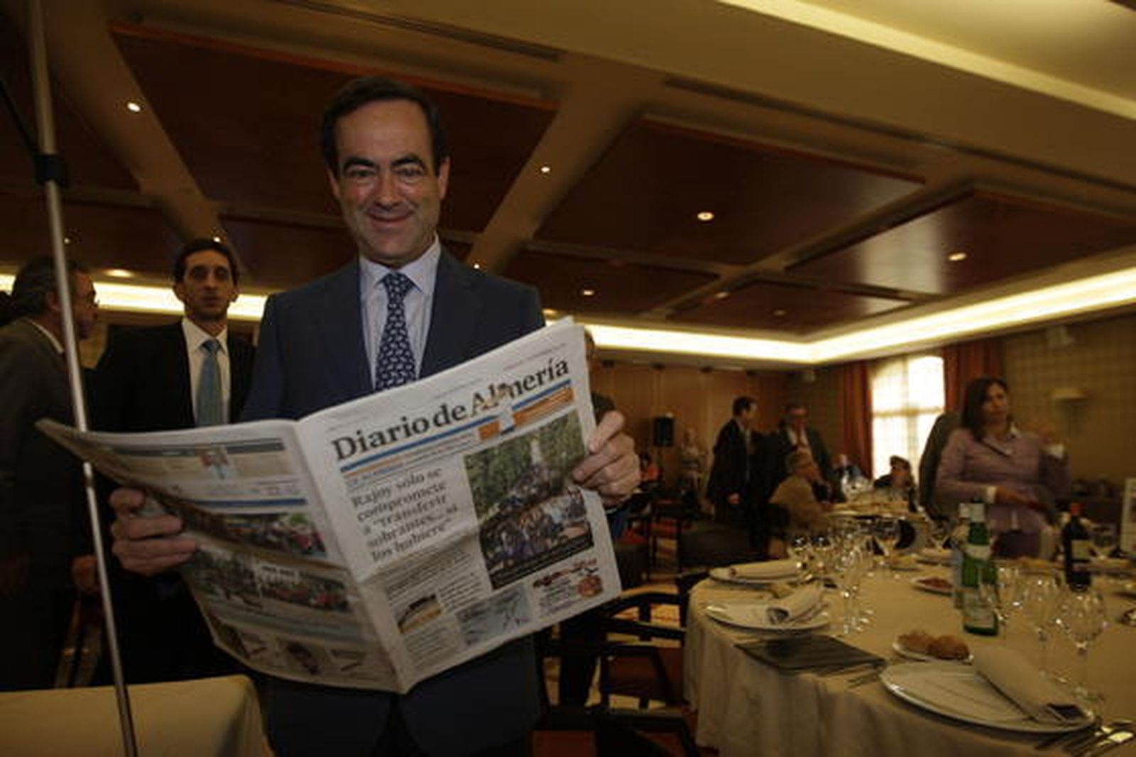 José Bono con un ejemplar de Diario de Almería entre sus manos.  Foto: Fran Leonardo