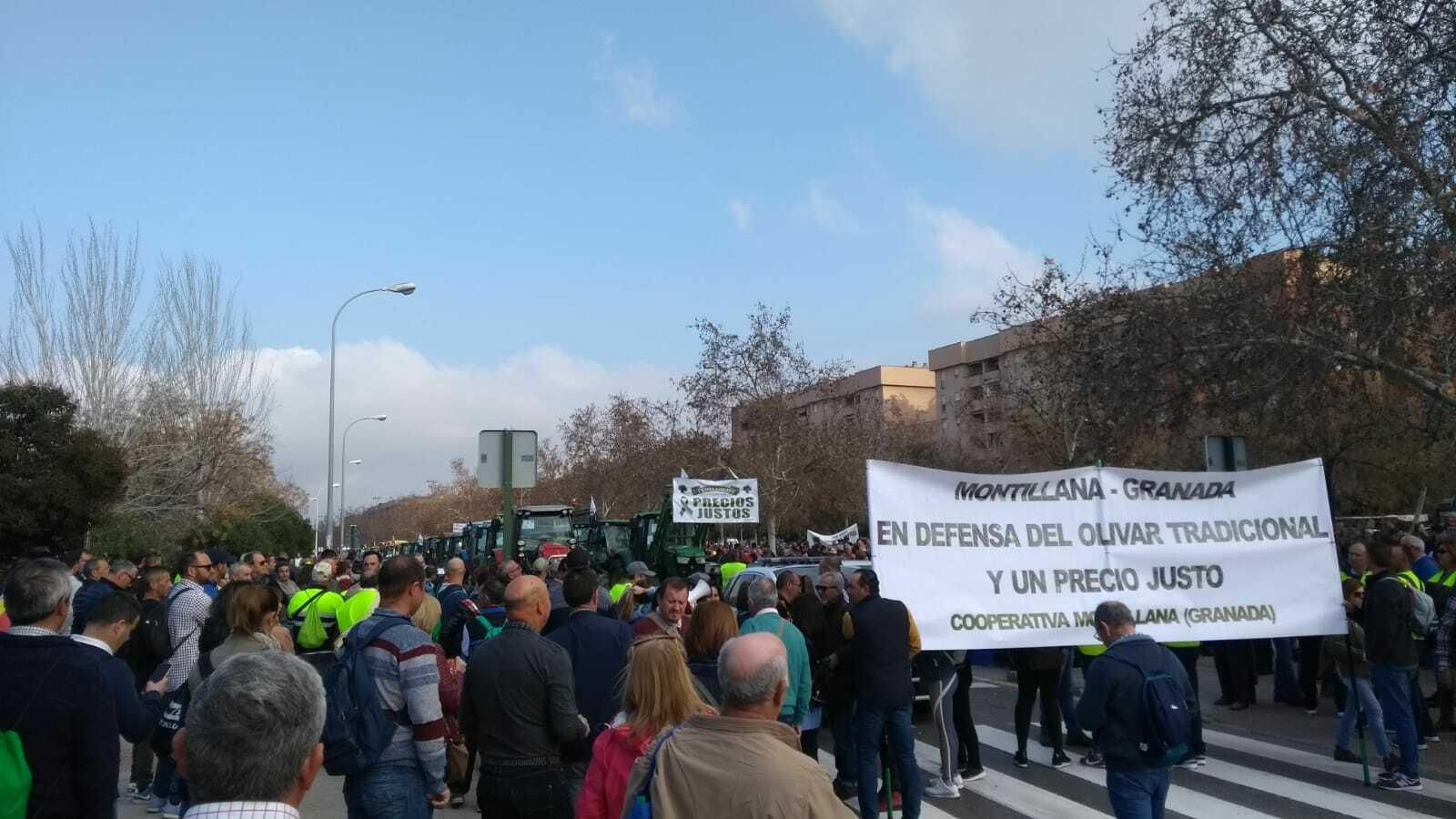 Los agricultores en la aveida Joaquina Eguaras.