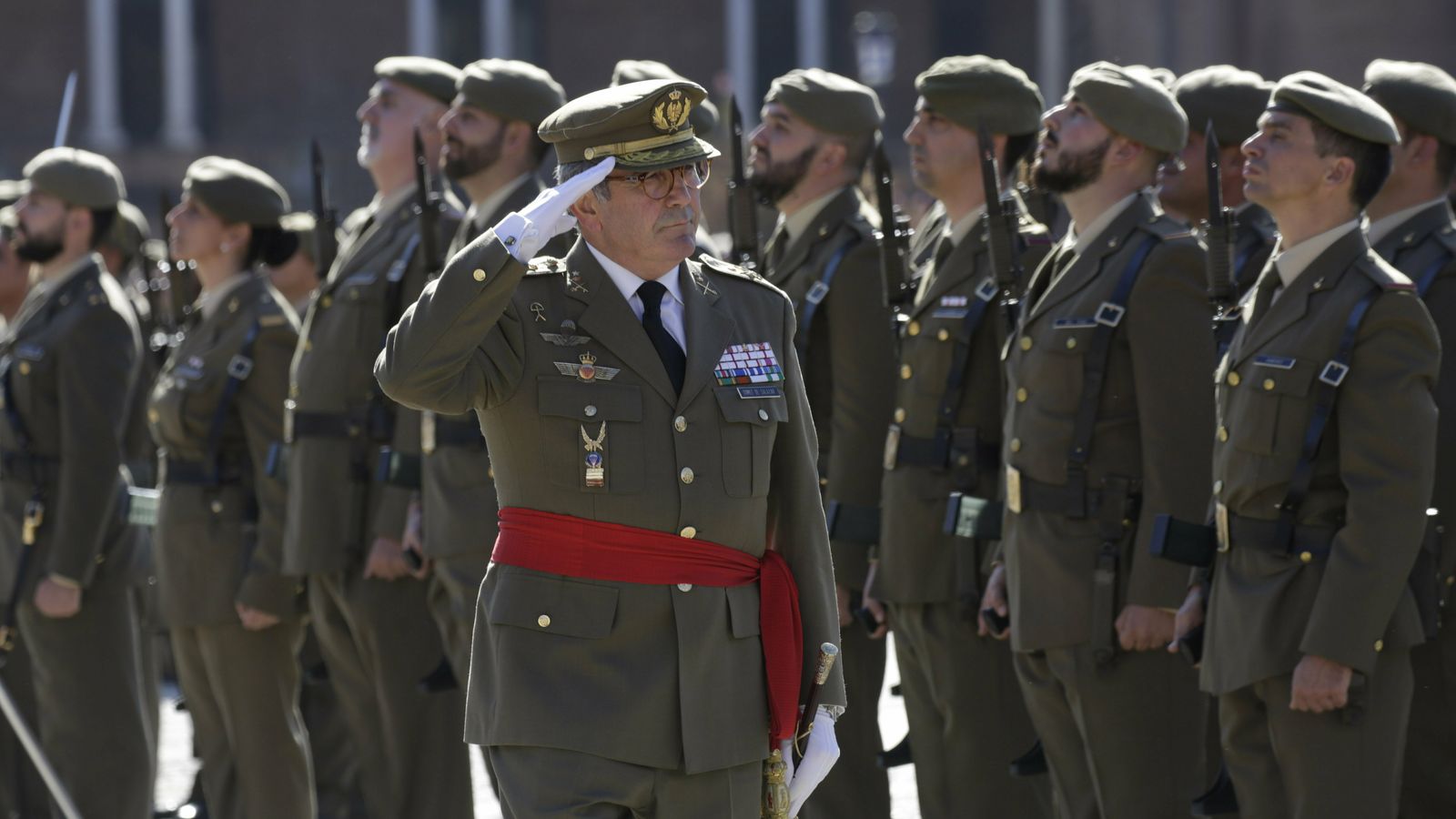 Juan Gómez de Salazar pasando revista a la compañía