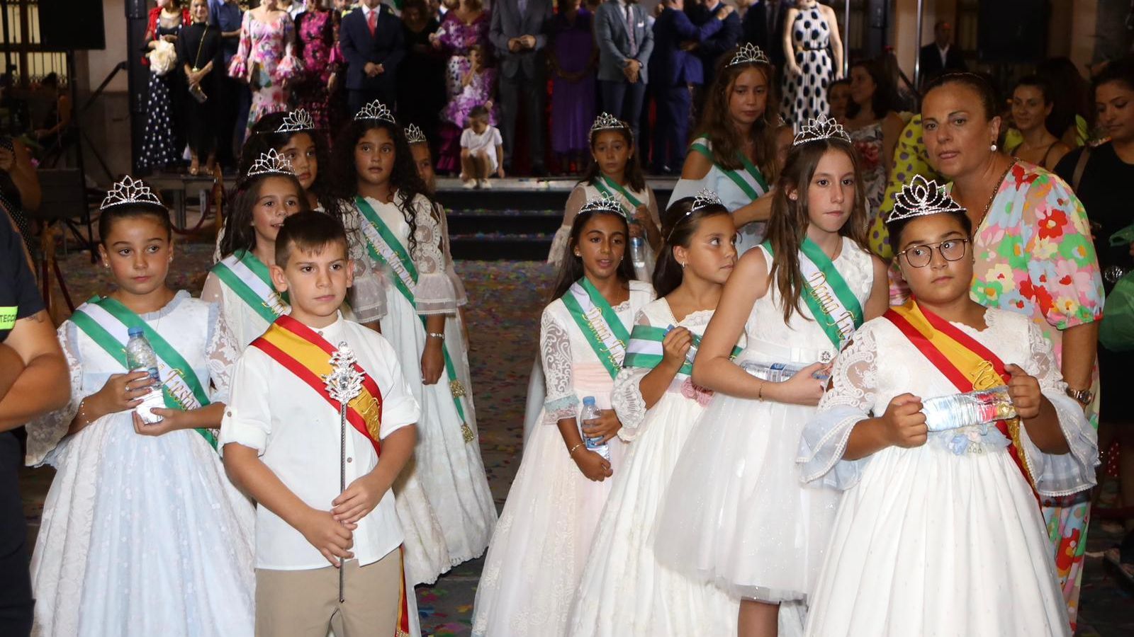 La Reina y Rey Infantiles fueron coronados como tal junto a sus trece damas.