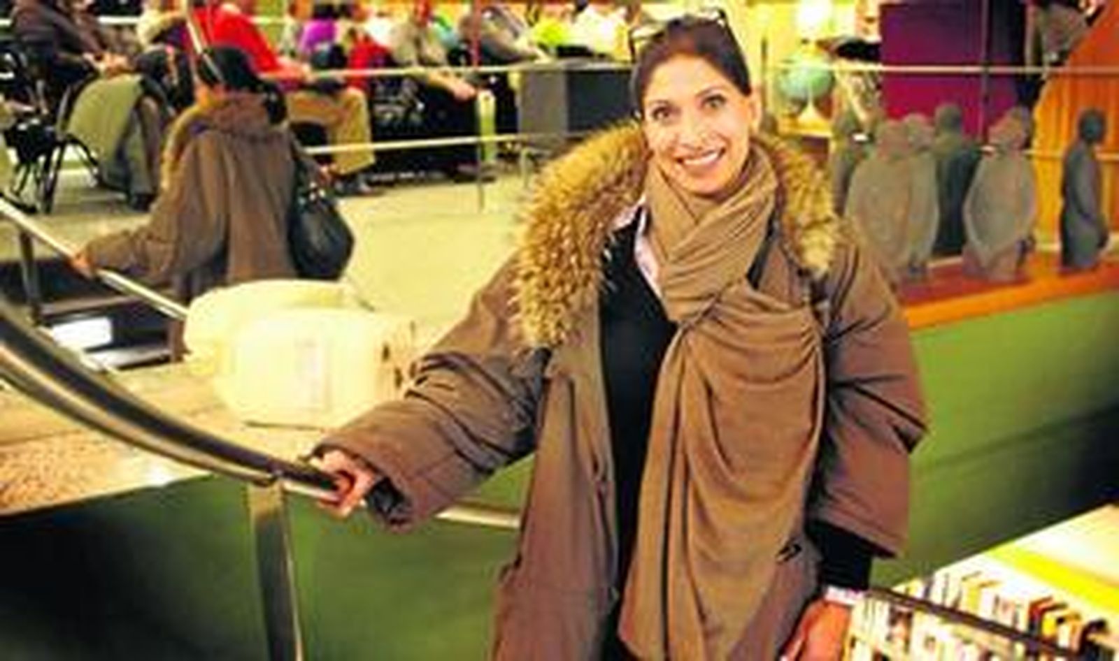 Maha Akhtar, todo un 'best-seller' en las escaleras de la Librería malagueña Luces.