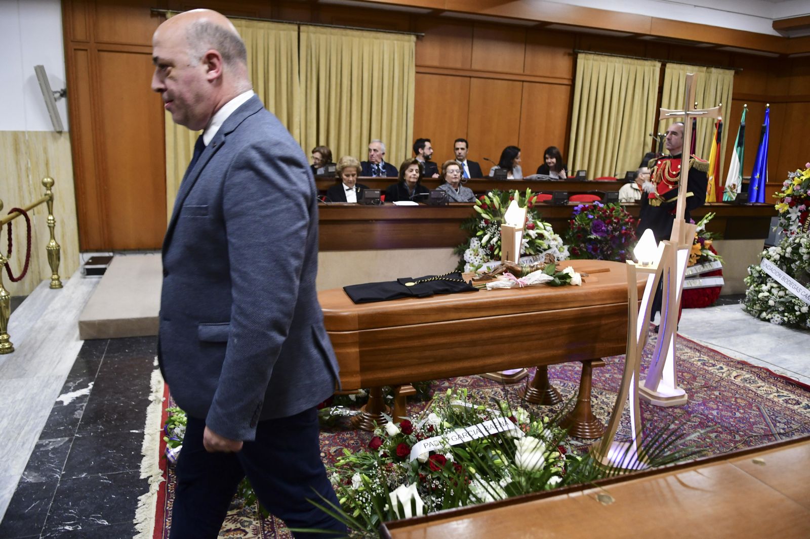 Las imágenes de la capilla ardiente de Pablo García Baena