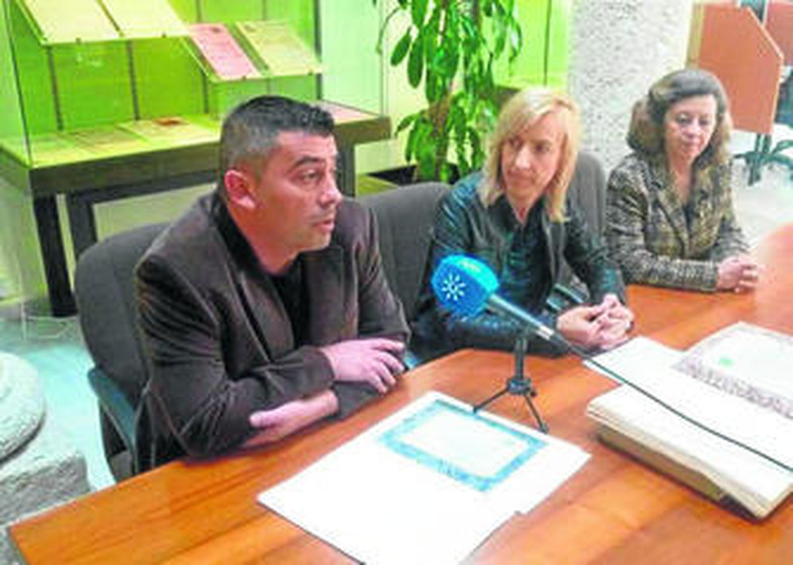 Carmen Méndez, entre Óscar Rodríguez Barreira y María Luisa Andrés con el documento del mes.