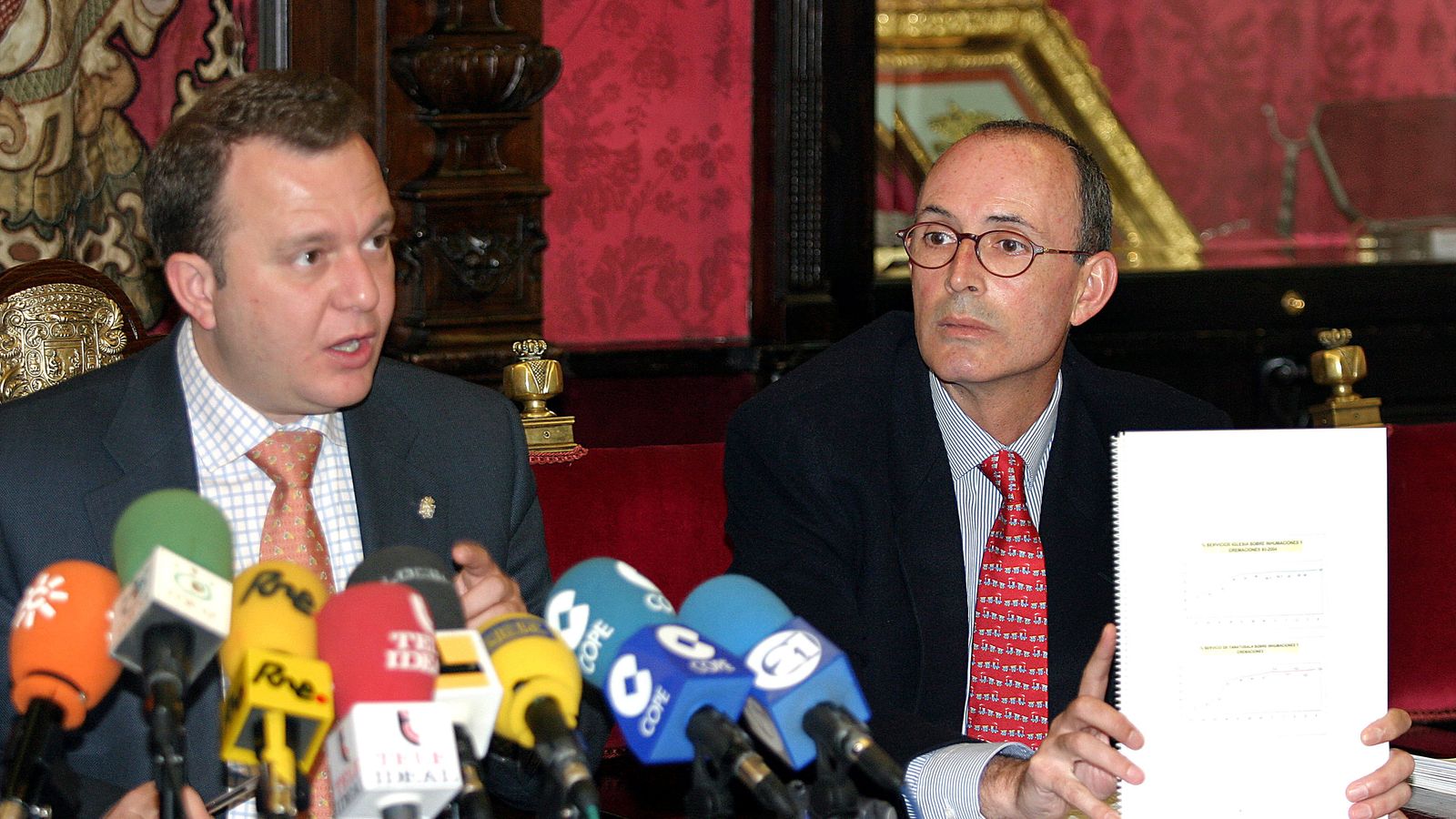 El concejal Eduardo Moral (izqda.), junto al director de Emucesa.