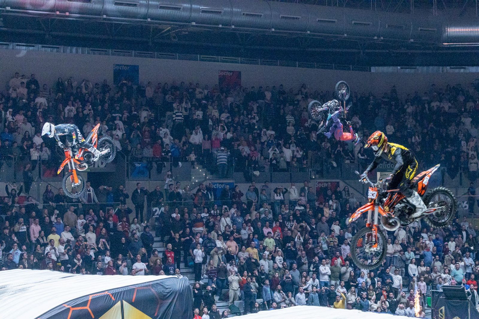 En imágenes: el Olivo Arena vibra con piruetas y motor en estado puro en el Soloflow Freestyle (2)