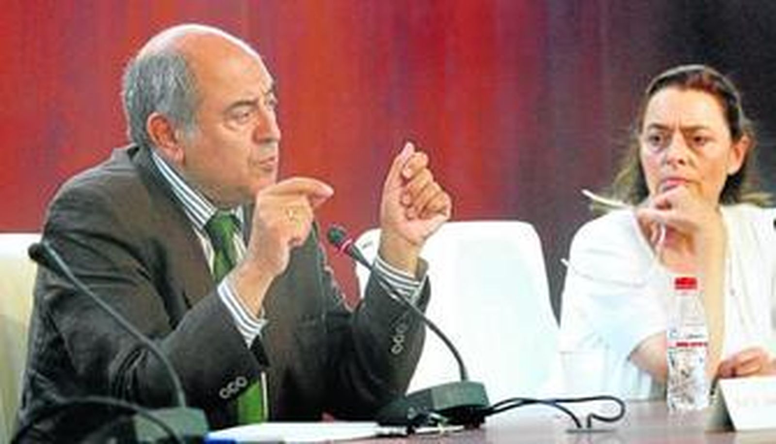 El filósofo José Antonio Marina, durante su intervención en el salón de actos de la Escuela de Enfermería.