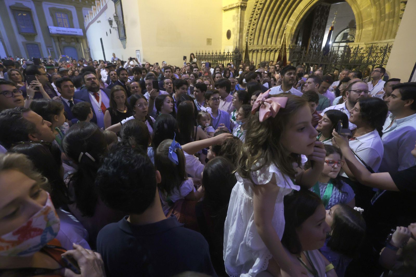 Imágenes del traslado del Simpecado de la Hermandad del Rocío de Triana