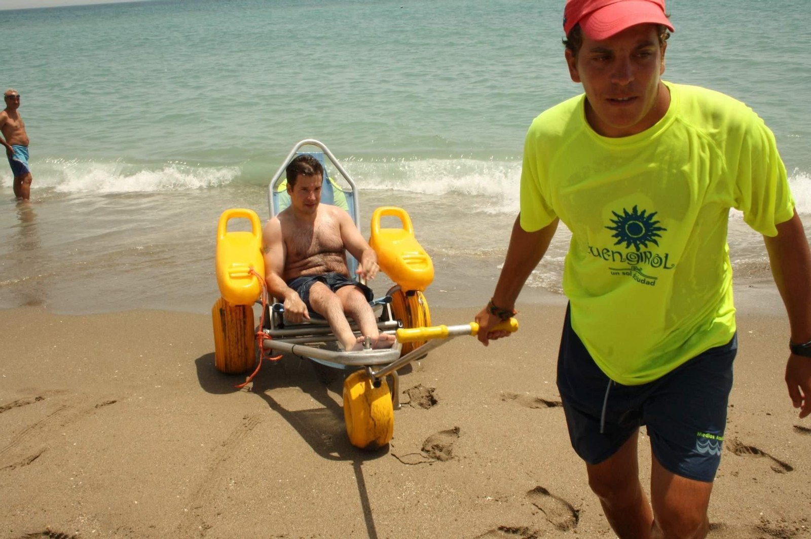 La capital amplió el pasado verano el número de sillas anfibias disponibles en sus playas