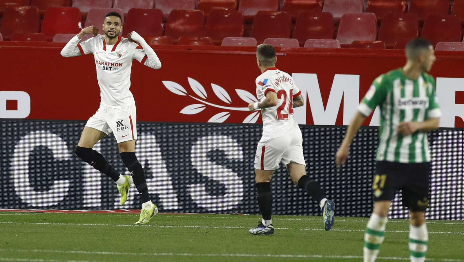 En-Nesyri celebra el gol mientras Papu corre a felicitarlo, con Guido desenfocado.