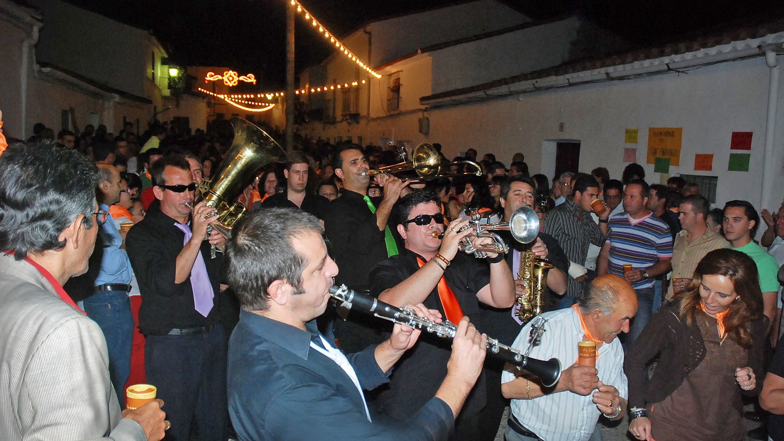 La charanga complementa con música la fiesta de la sangría en Higuera de la Sierra.