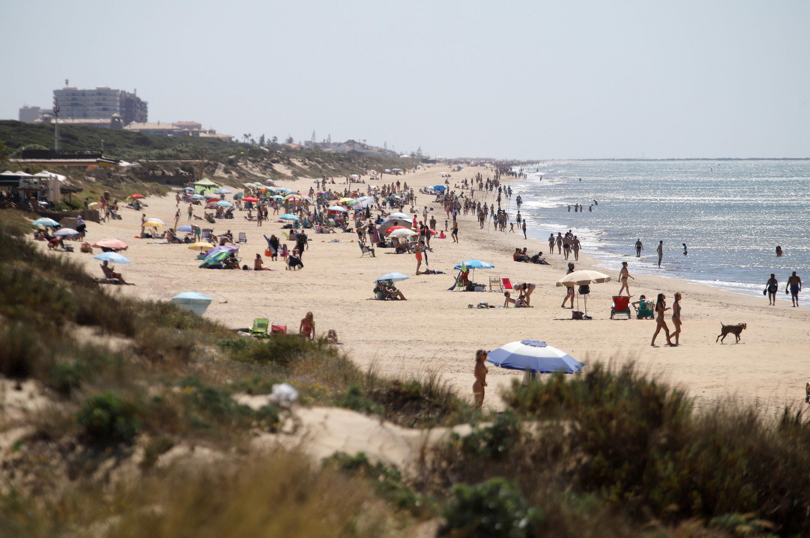 Imágenes del ambiente en la playa en la mañana del domingo en Huelva