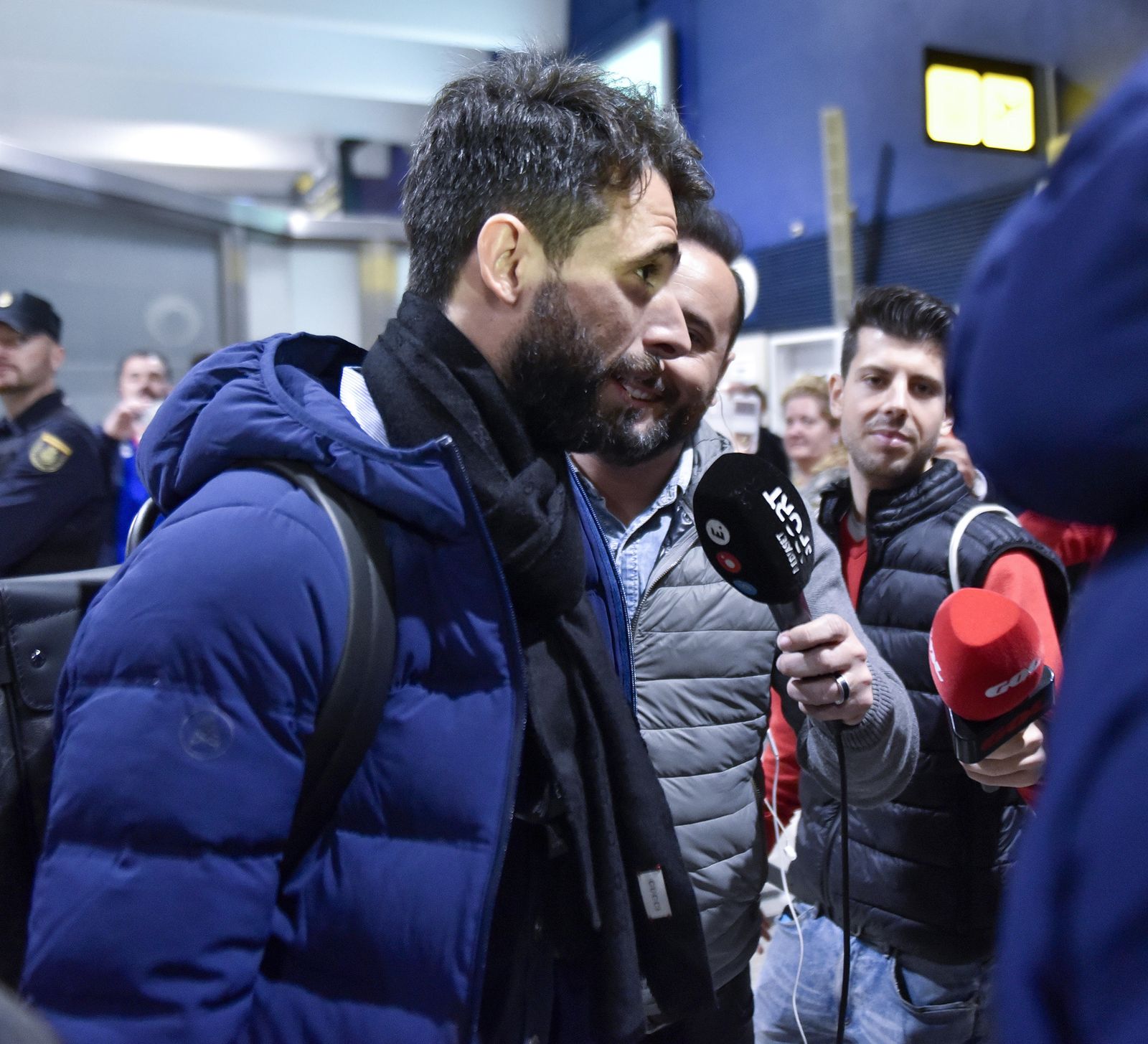 Llegada del Sevilla tras clasificarse a cuartos en Champions