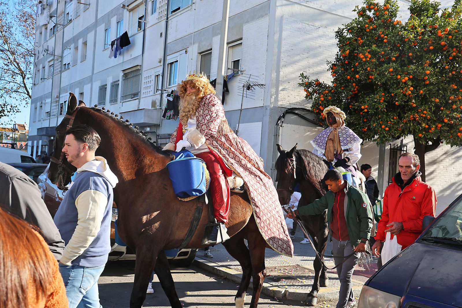 Día de regalos y Reyes Magos por los barrios de la ciudad