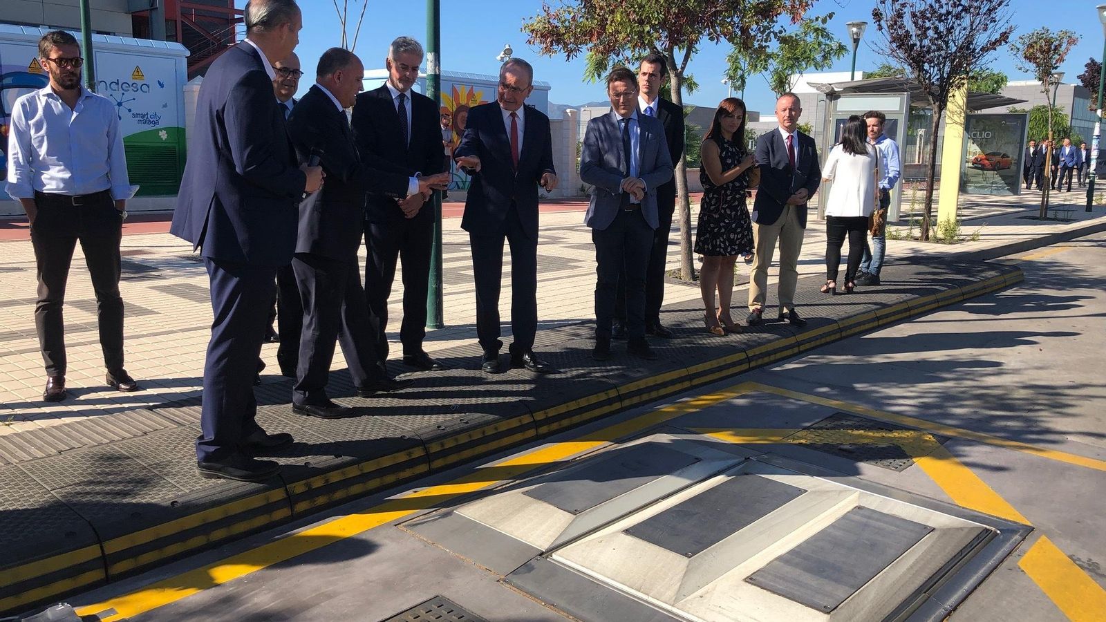 El alcalde de Málaga o el presidente de Alstom en España, entre otros, observan la plataforma de carga