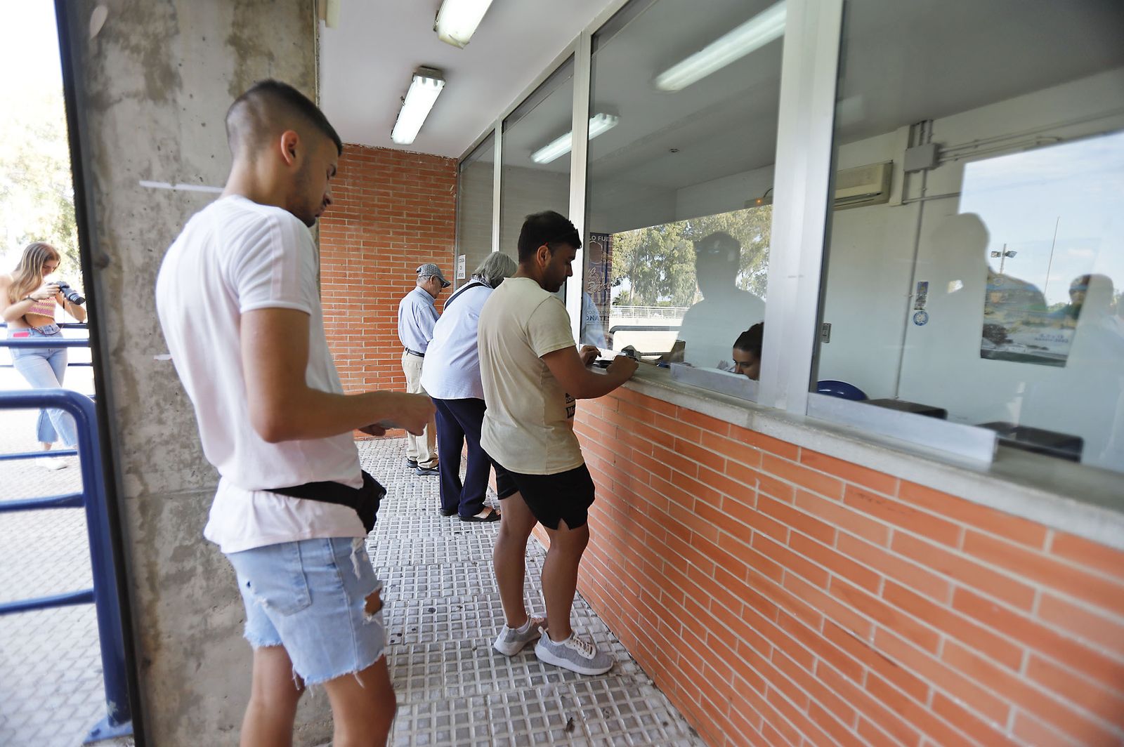 Largas colas en el Nuevo Colombino para las entradas del partido ante el Cacereño