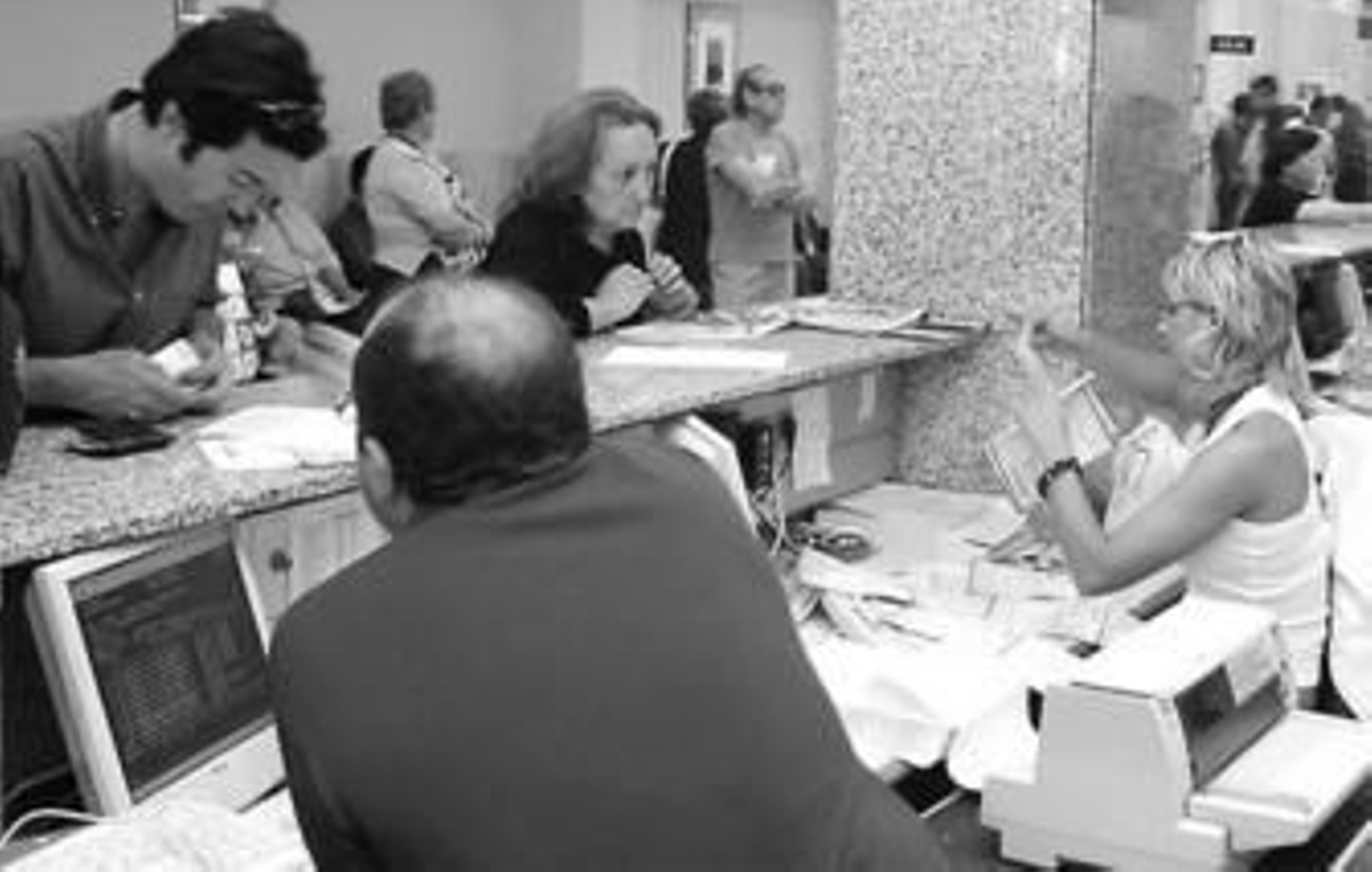 Personal de Gestrisam atiende a varios vecinos en el pago de sus impuestos.