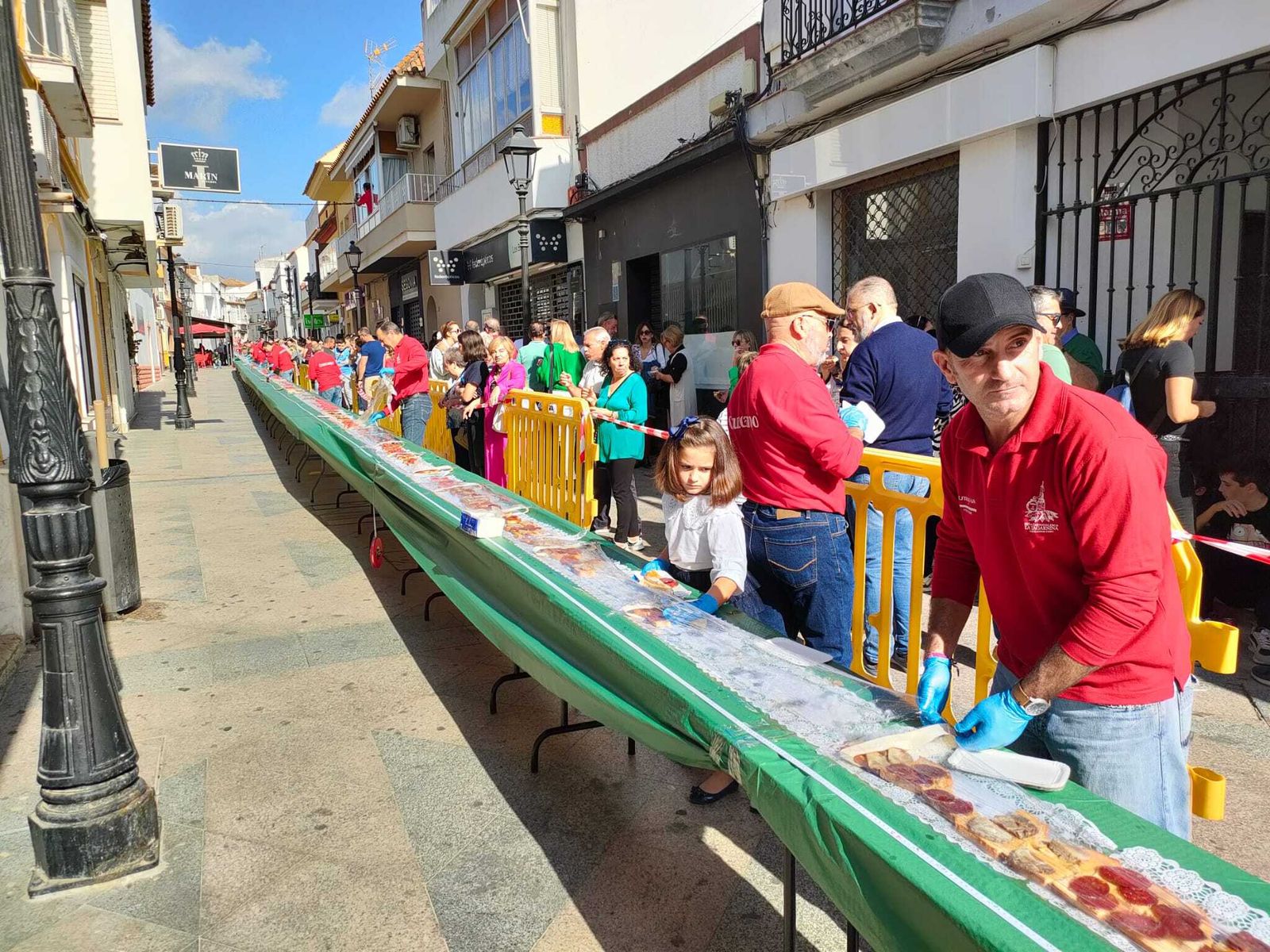 Fotos de la tosta ibérica de más de 150 metros preparada en Los Barrios