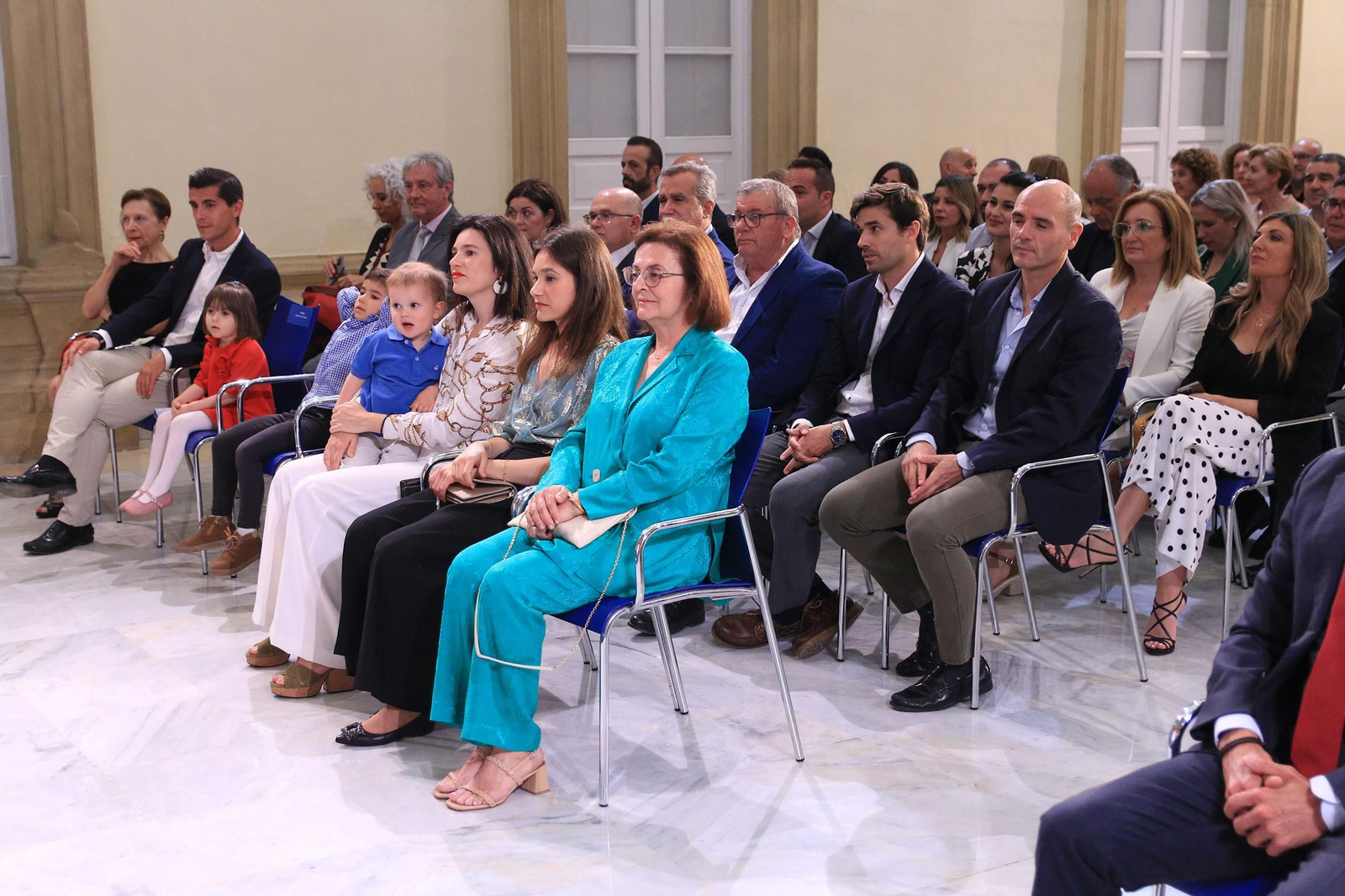 La diputación impone el Escudo de la Provincia a Pedro Caparrós