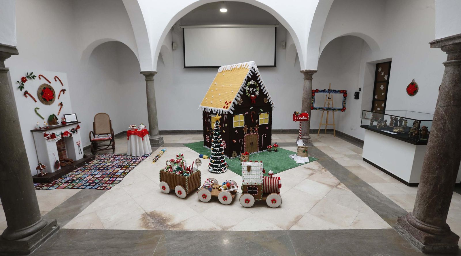 Hilos de Navidad: Las tejedoras de Recrearte llenan el Museo Municipal de Algeciras con las decoraciones en coché