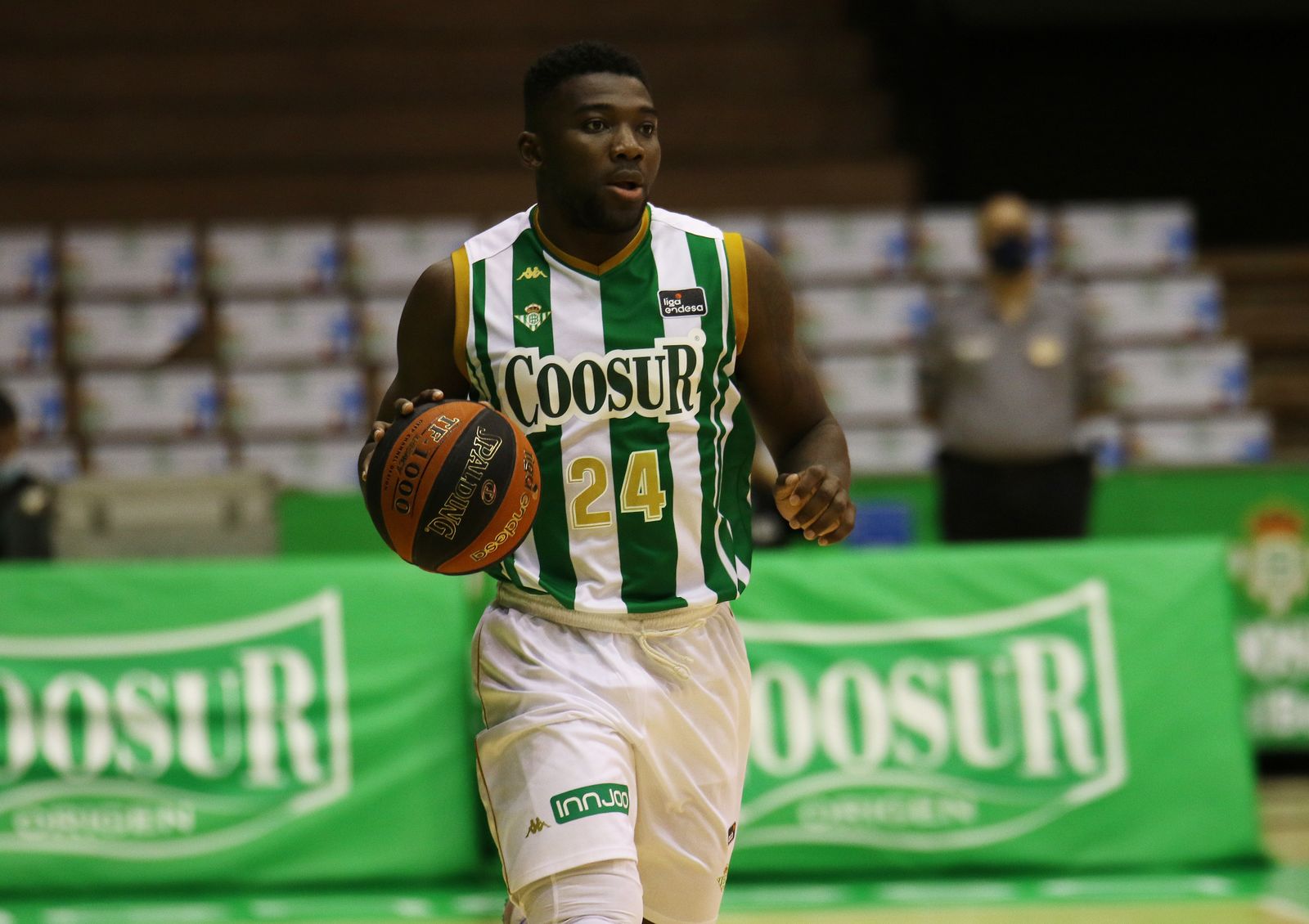 Ouattara sube la pelota durante el encuentro con el Gipuzkoa.