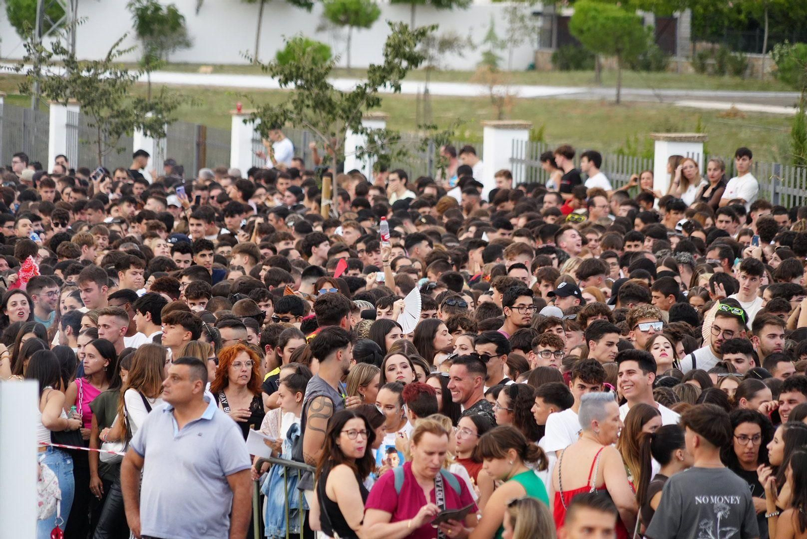 Miles de jóvenes esperan el inicio del concierto de Quevedo en Pozoblanco.