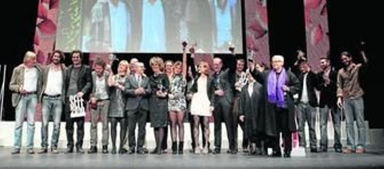 Foto de grupo de los premiados, anoche, durante la gala de clausura del certamen, una ceremonia tras la cual se proyectó la película 'Essential Killing', de Jerzy Skolimowski.
