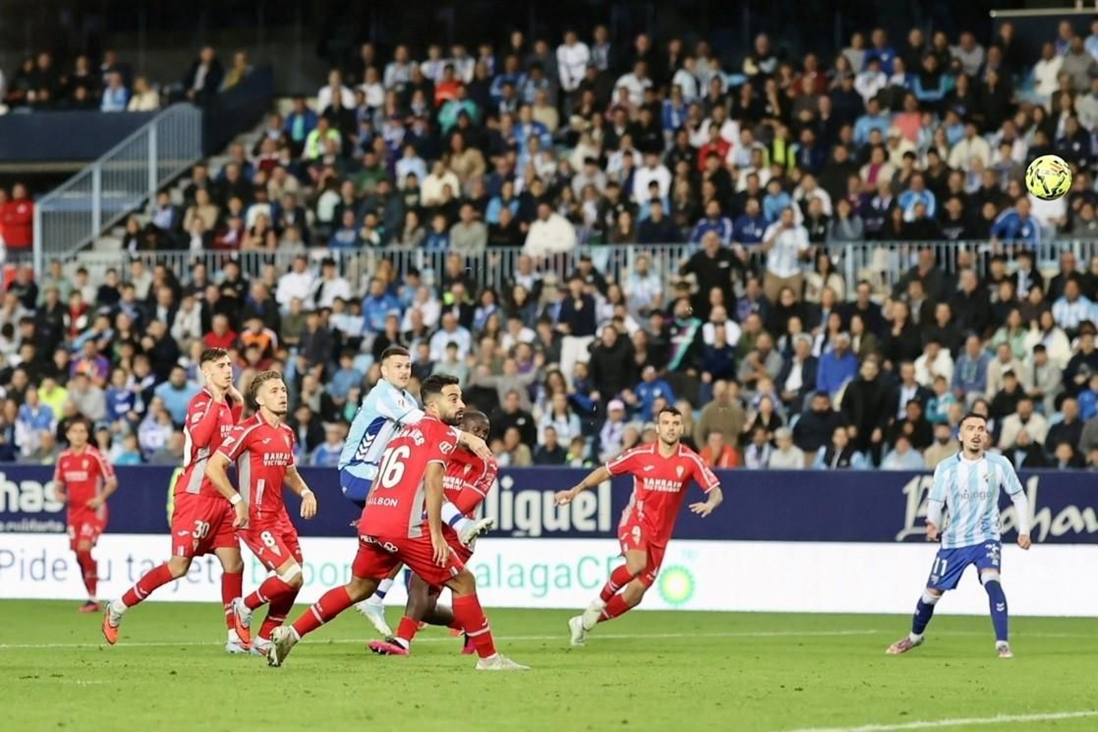 Las fotos del imponente ambiente en La Rosaleda en el Málaga - Córdoba CF