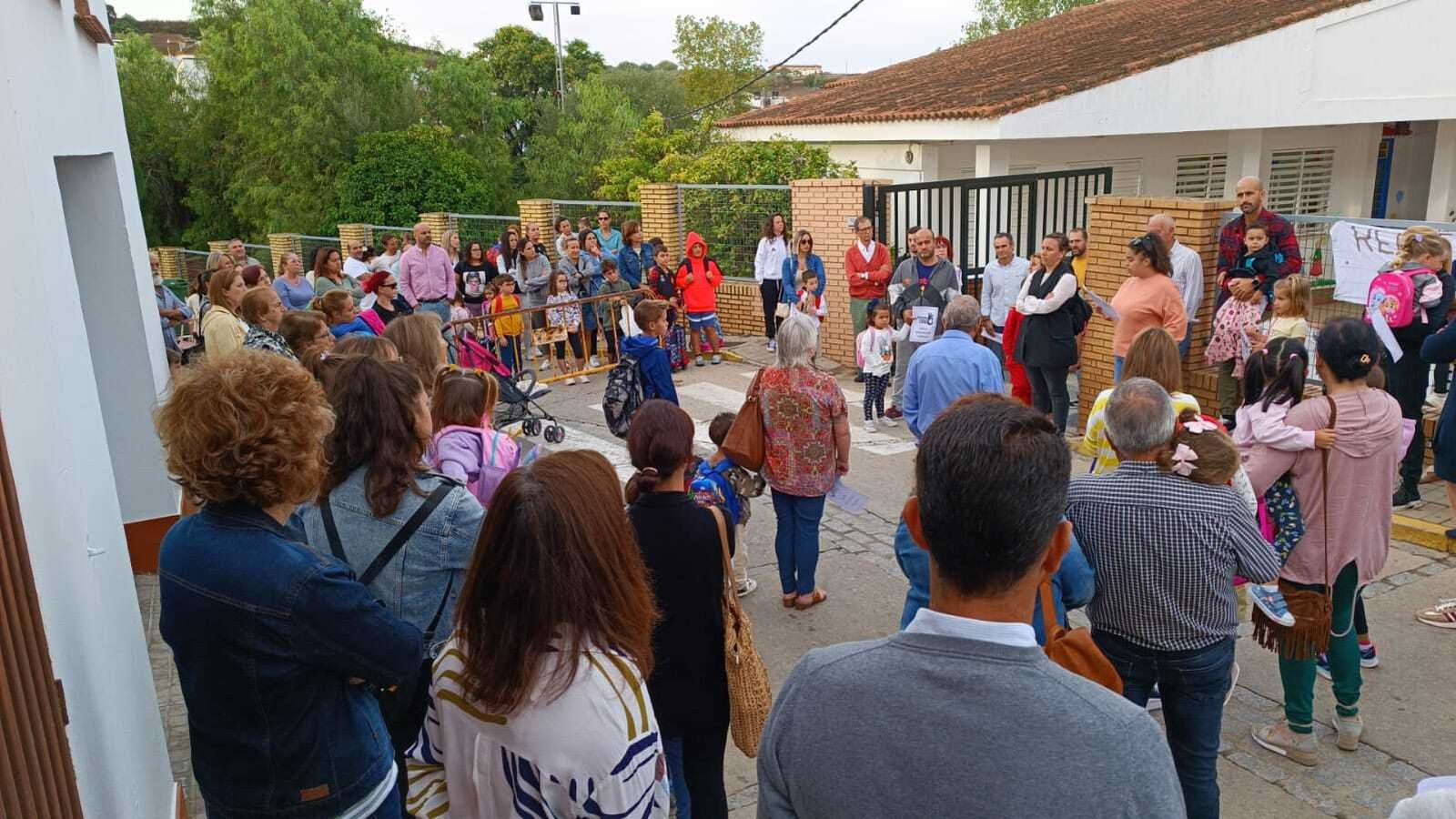 Protesta en el Colegio San Vicente Mártir de Zalamea por la falta de un maestro de refuerzo