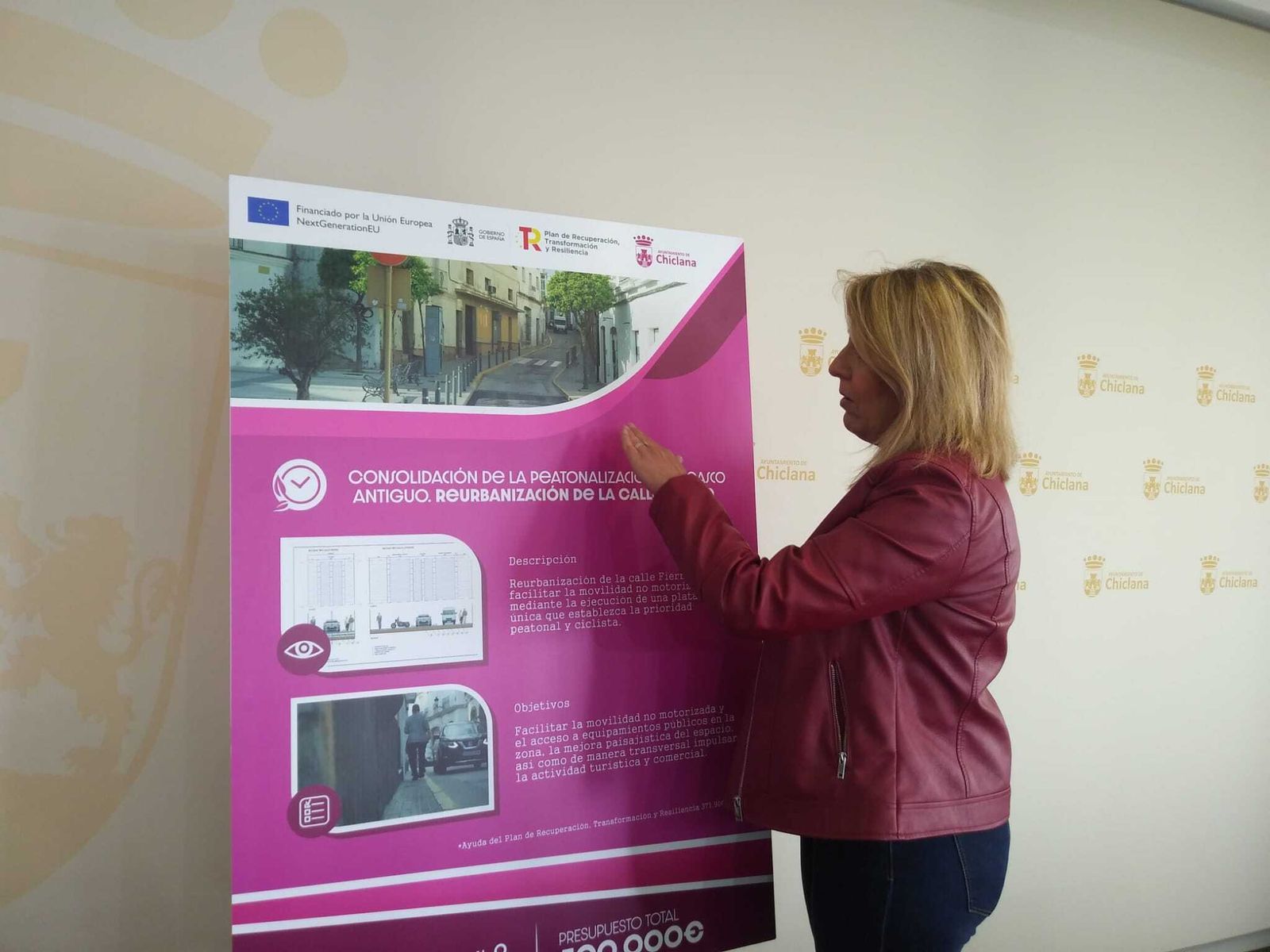 La concejala de Vías y Obras, Mª Ángeles Martínez, presenta el proyecto.